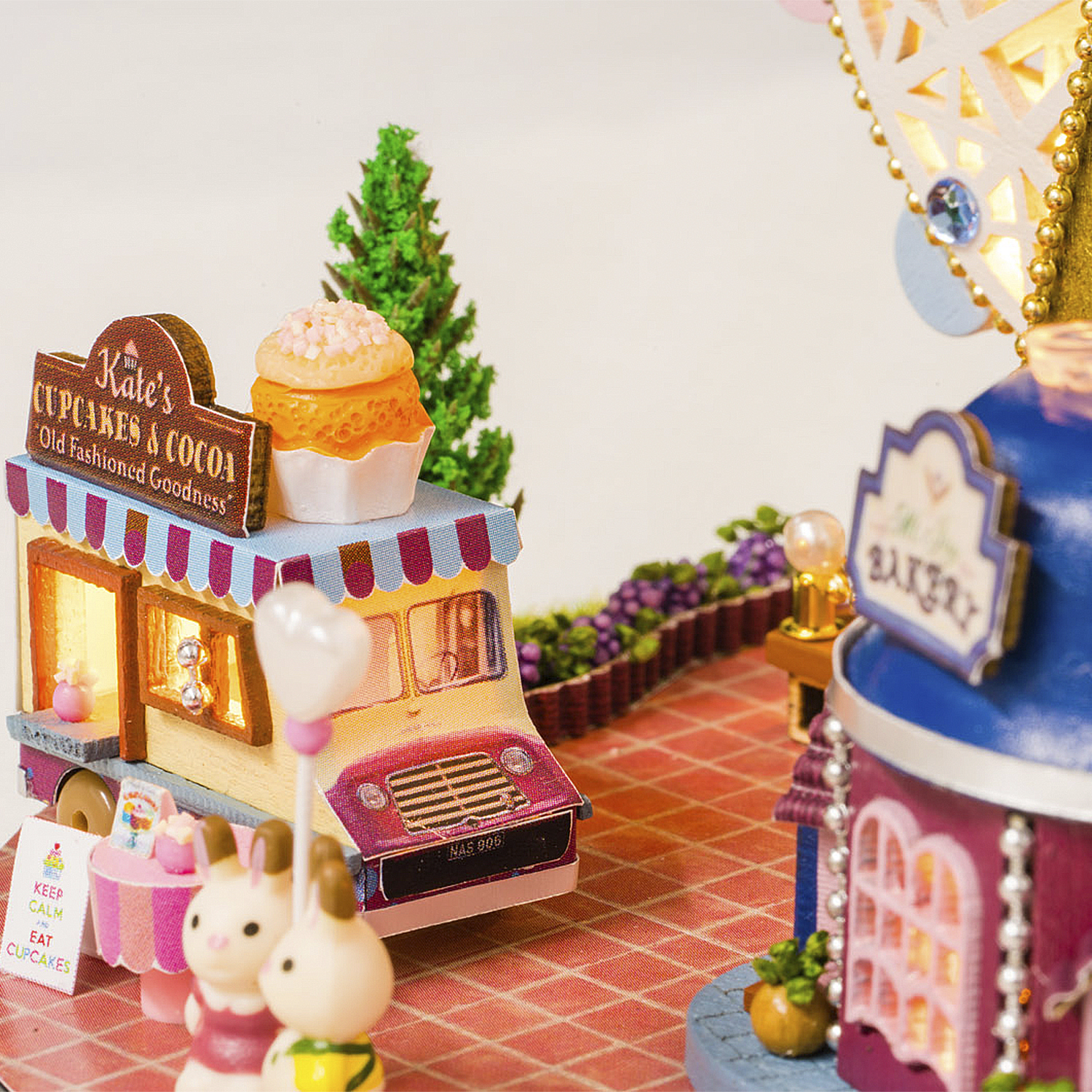 Furgone miniatura per cupcake con coniglietti e panificio.