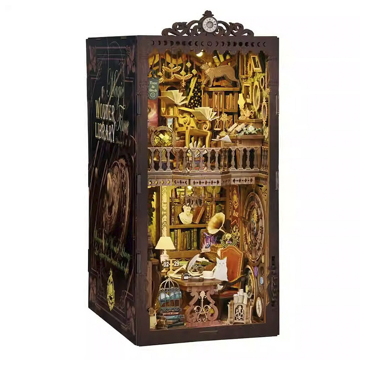 Modello di libreria in miniatura con librerie, mobili, un gattino e decorazioni.