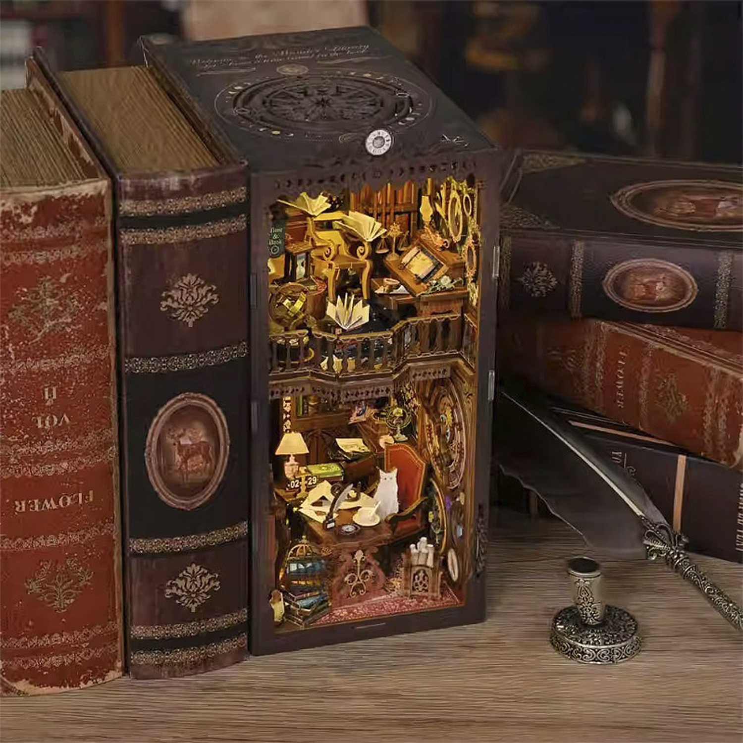 Una scena di biblioteca in miniatura dentro un libro, con piccoli mobili, libri e un gatto.