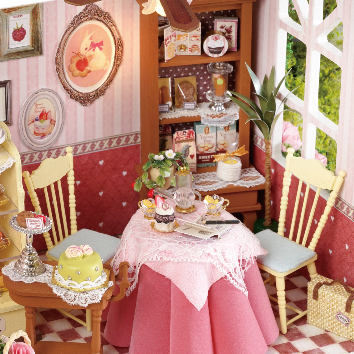 Scena di caffè in miniatura con tavolo, torta, cupcake, sedie e scaffale.