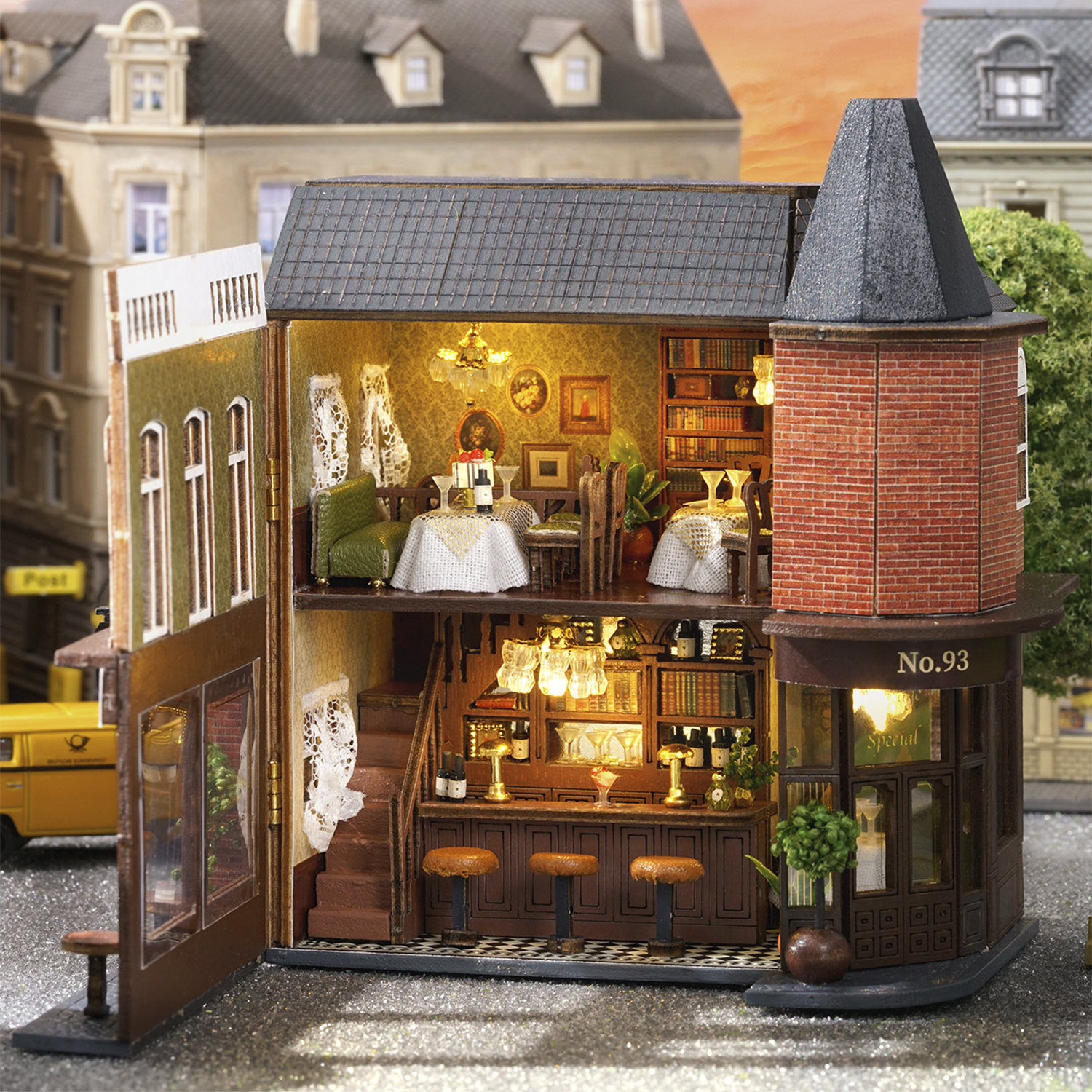 Casa in miniatura con bar e zona pranzo, dettagliata con mobili e luci.