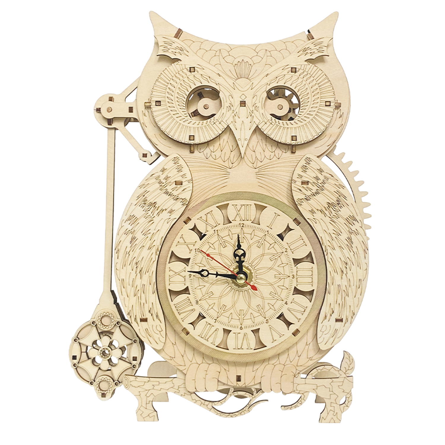 Un orologio da parete in legno a forma di gufo con ingranaggi e pendolo.