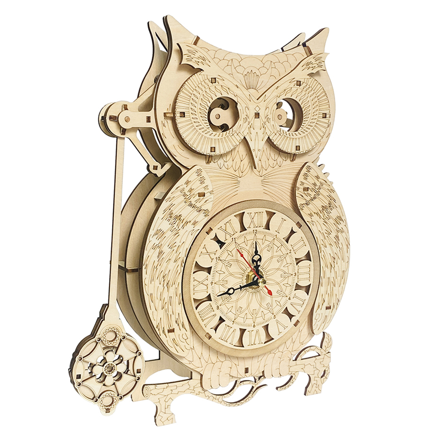 Orologio di legno a forma di gufo con intagli intricati e numeri romani.