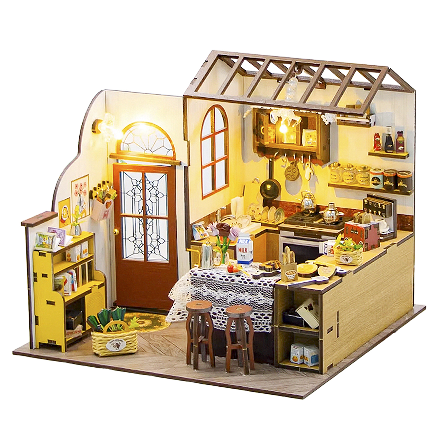 Cucina in miniatura con porta marrone, mensola gialla, tavolo e angolo cottura.