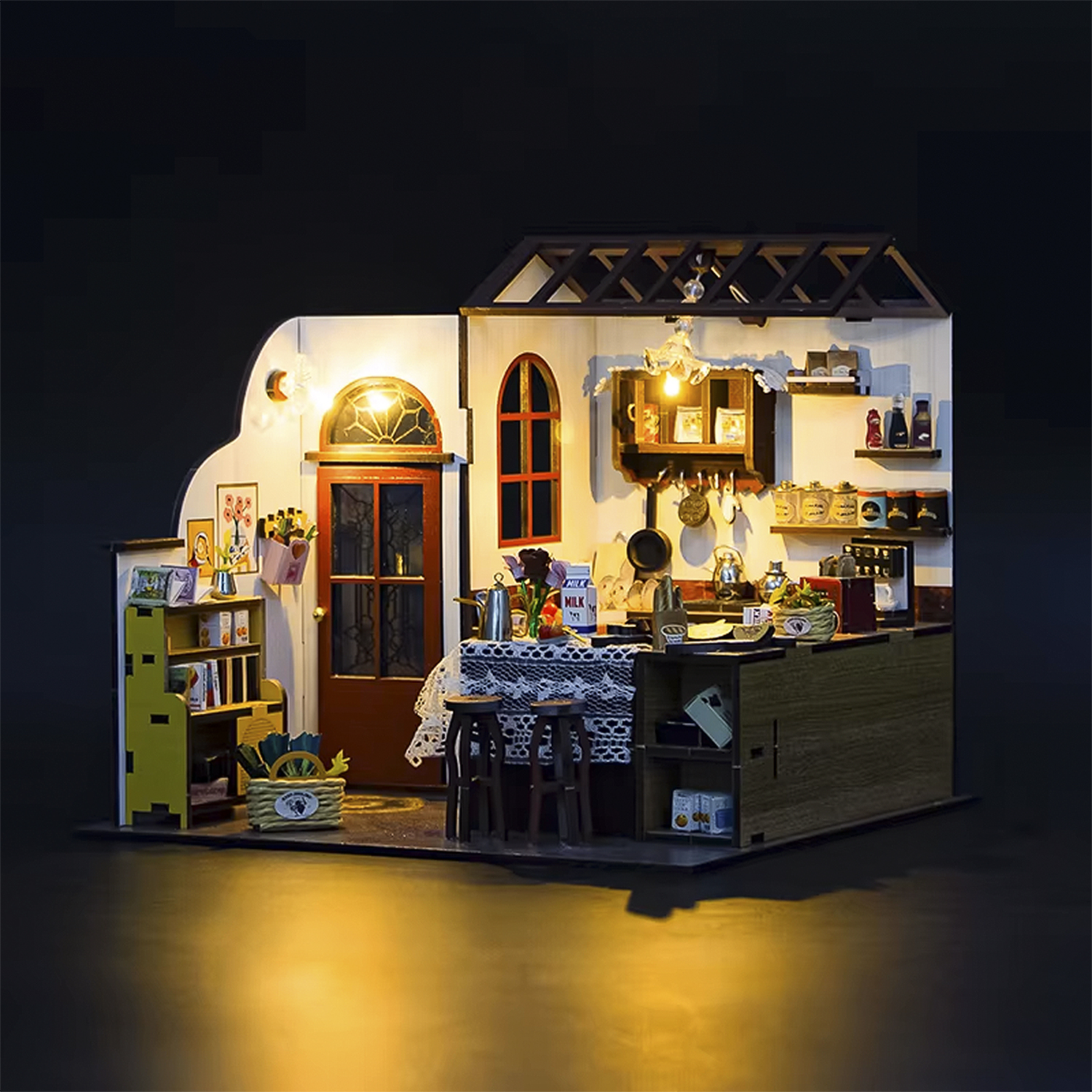 Cucina in miniatura con porte rosse, finestre e dettagli illuminati.