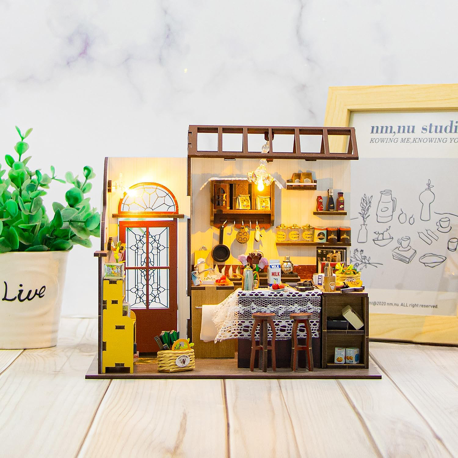 Un dettagliato modello di cucina per casa delle bambole con luci, mobili e decorazioni.