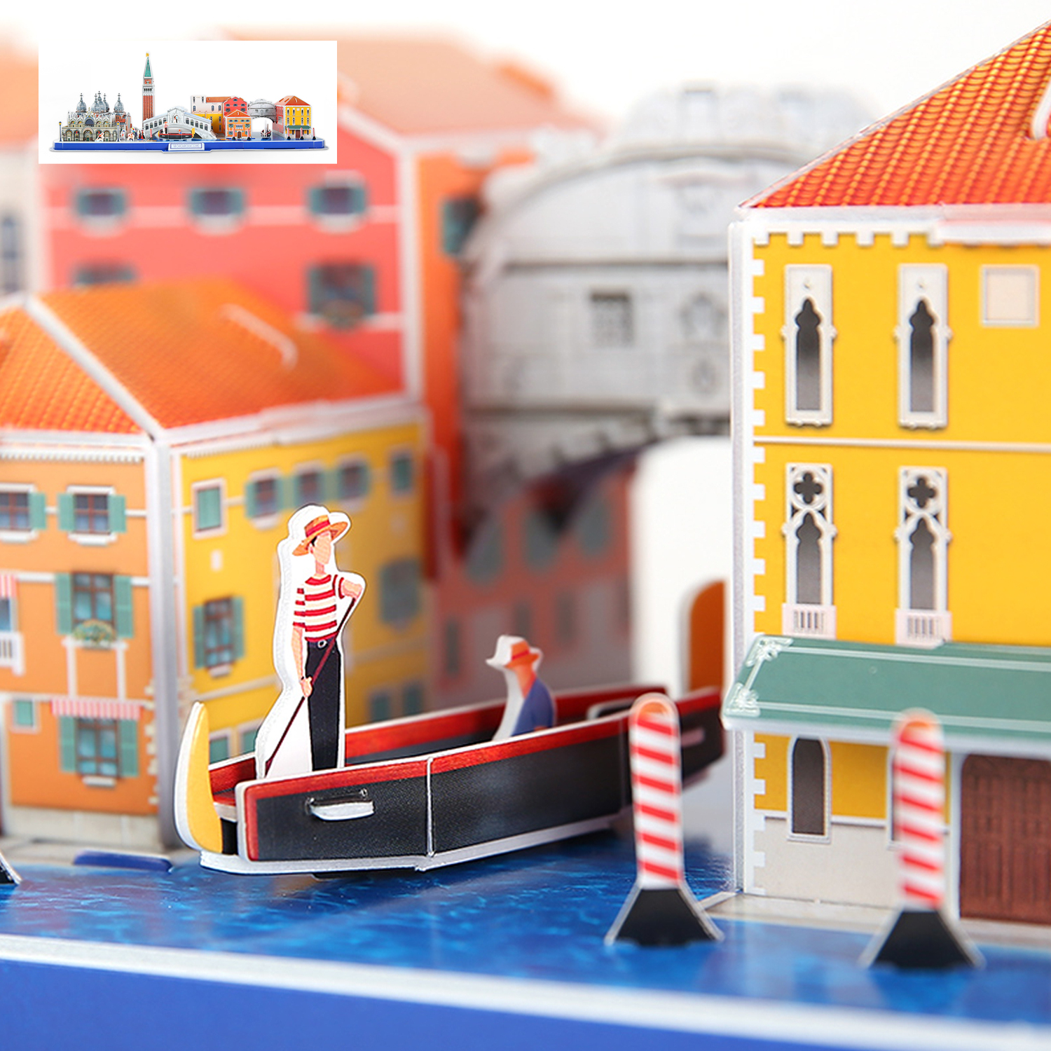 Modello di gondola con figura a Venezia. Edifici colorati e acqua.