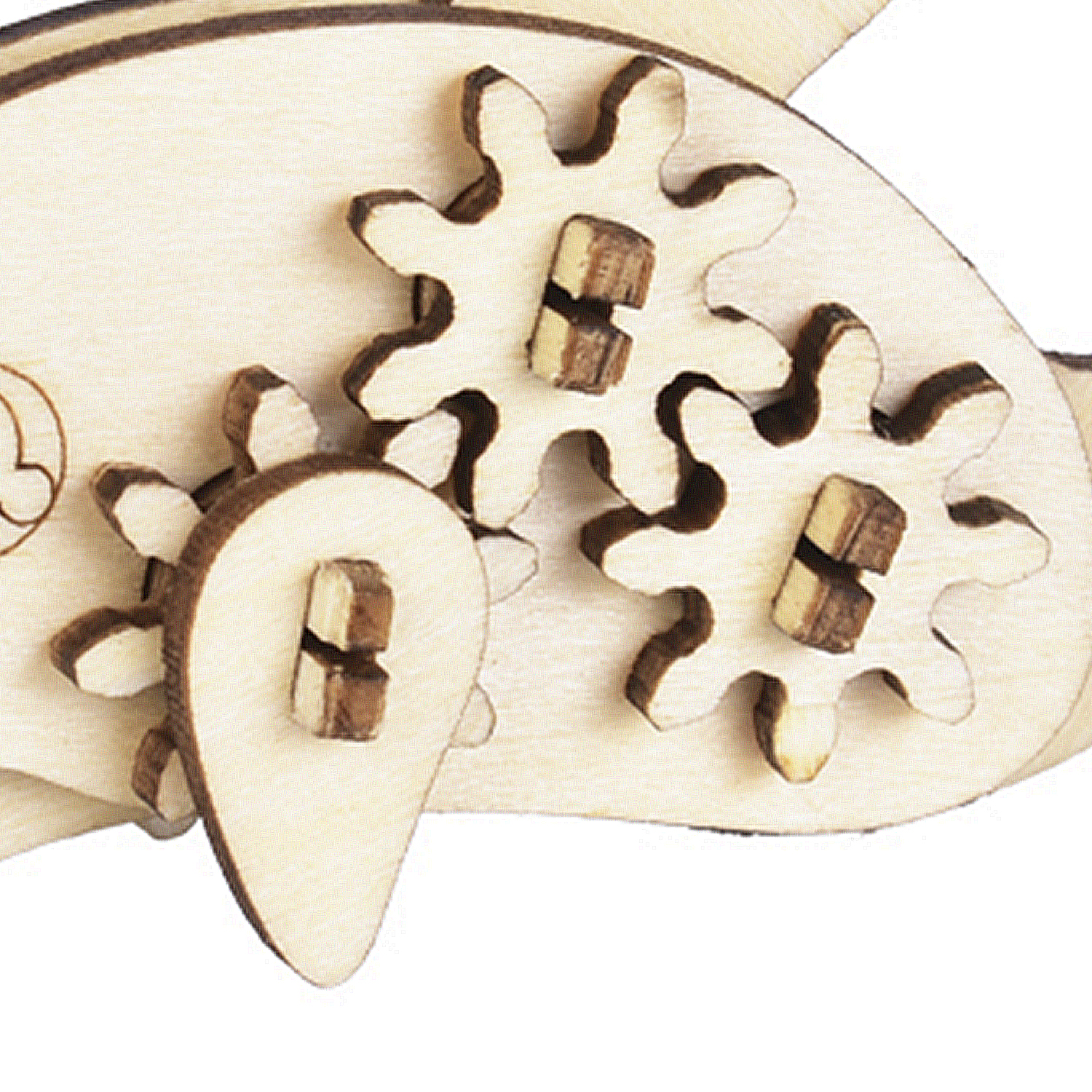 Ingranaggi in legno con dettagli scuri che si incastrano.