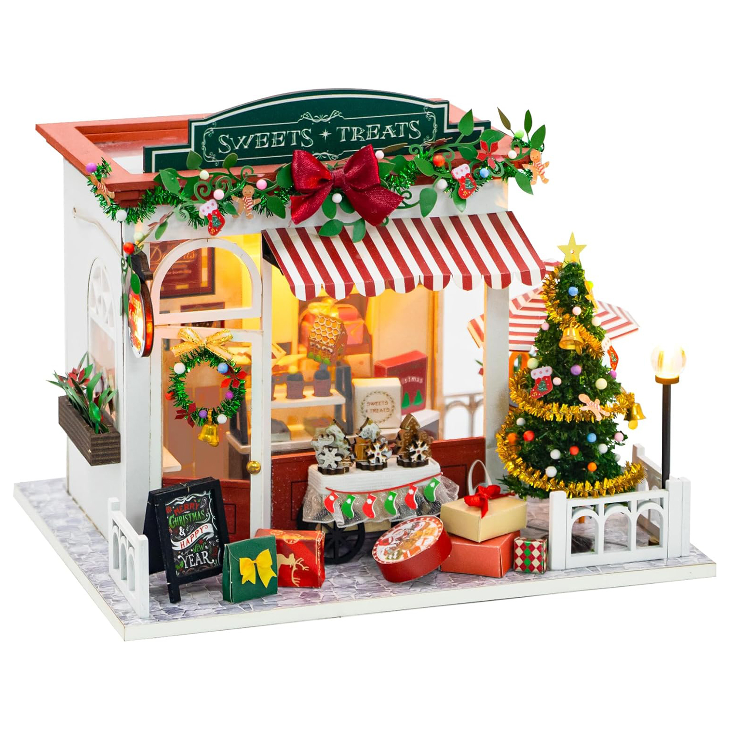 Negozio di dolci natalizi con albero addobbato, regali e insegne.