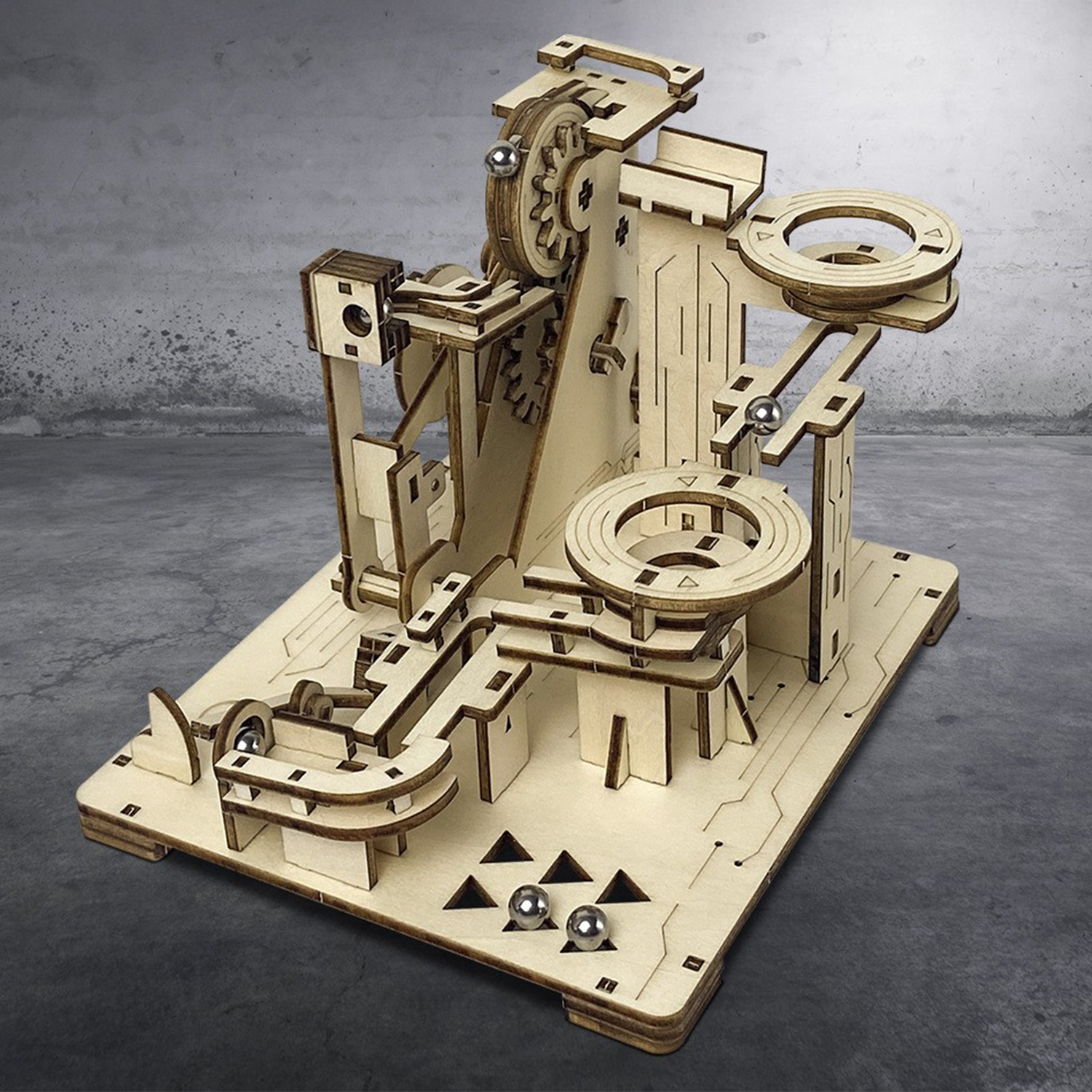 Un modello in legno con sfere, ingranaggi e rampe.