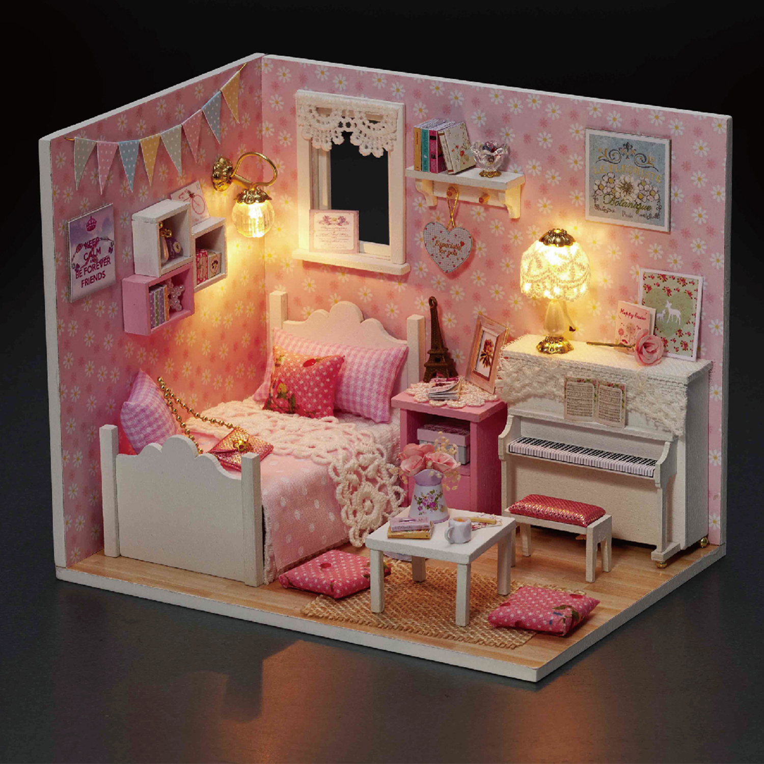 Una stanza rosa di casa delle bambole con letto, pianoforte, tavolo e lampada.
