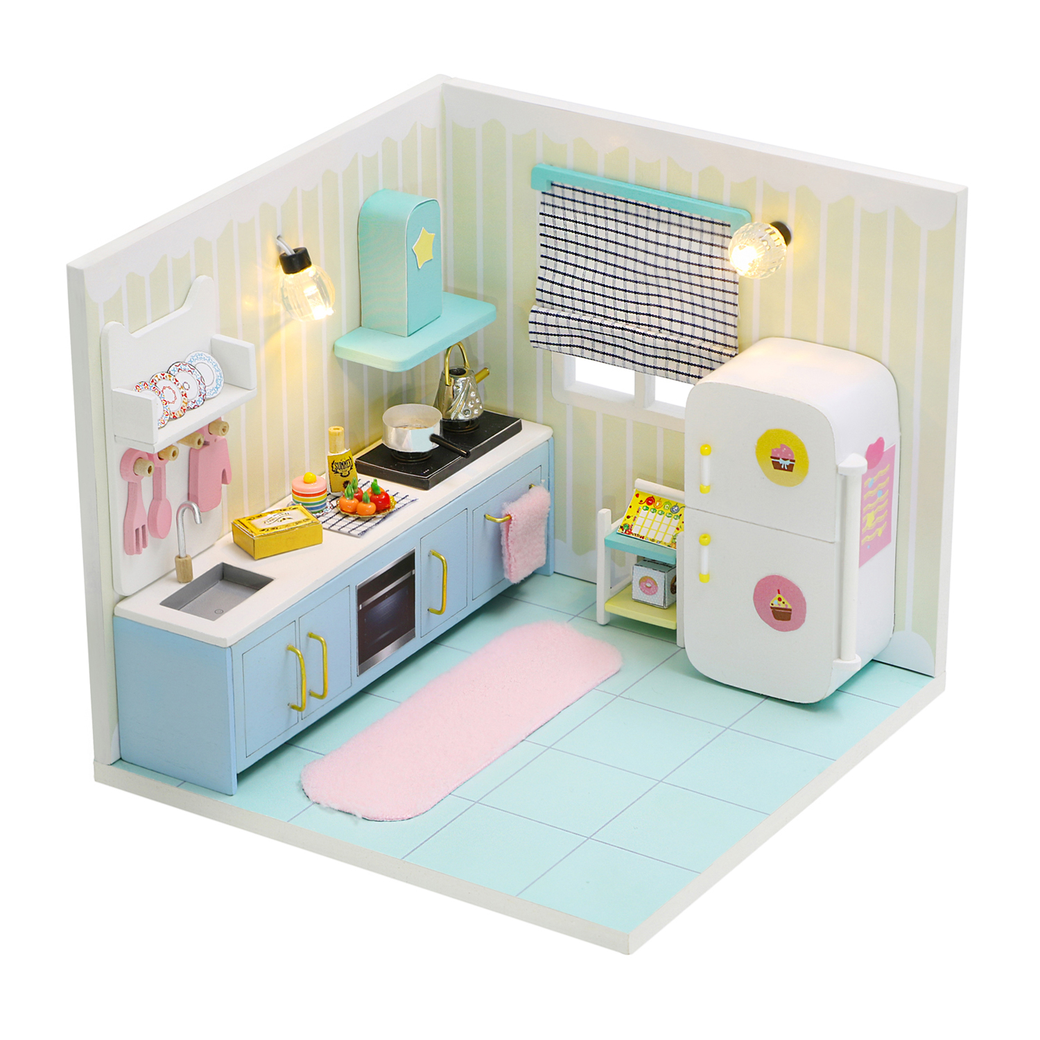 Cucina in miniatura con mobili blu, frigorifero, fornello e lavello.