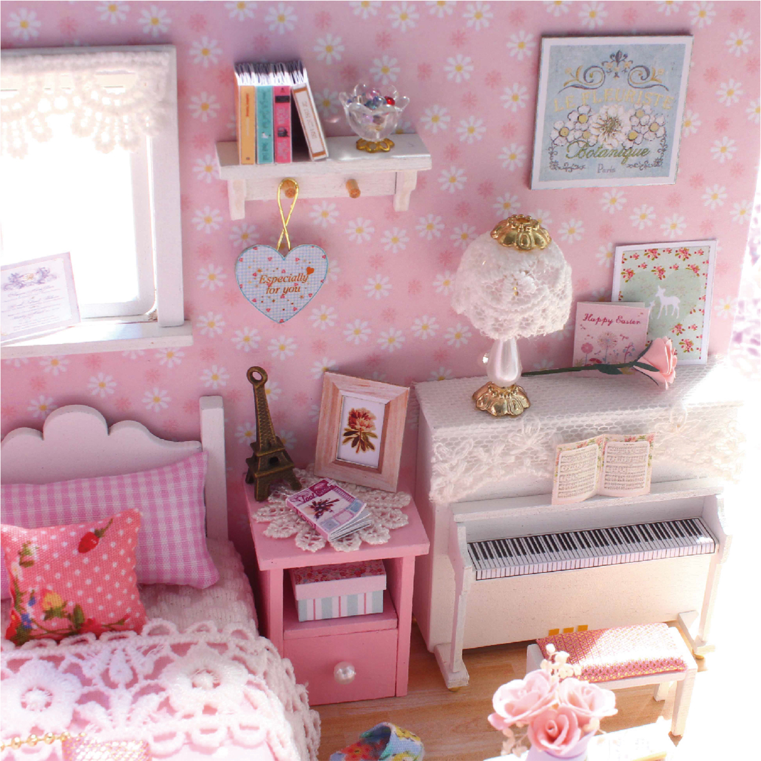 Camera di casa delle bambole con carta da parati floreale rosa, letto, pianoforte e decorazione Torre Eiffel.
