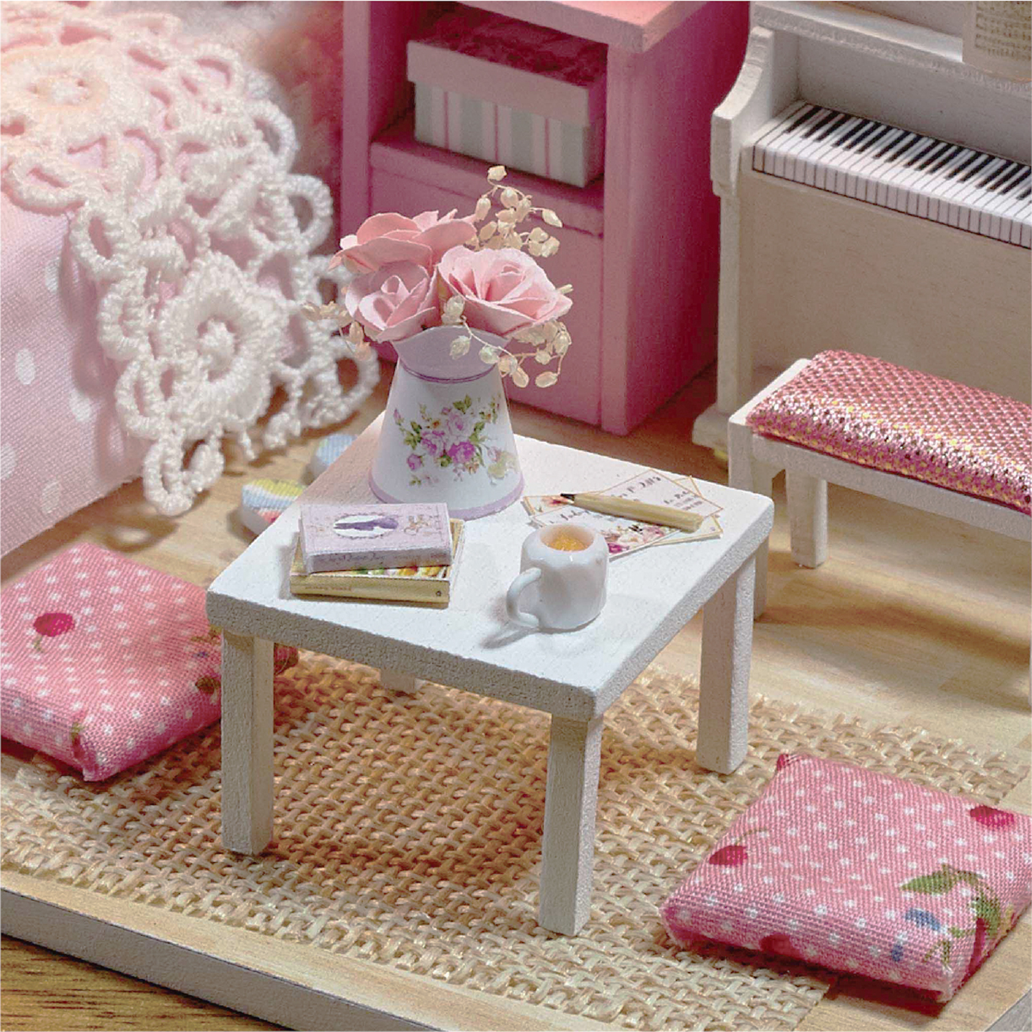 Ambientazione in miniatura di una camera da letto con pianoforte, tavolo, fiori e cuscini.