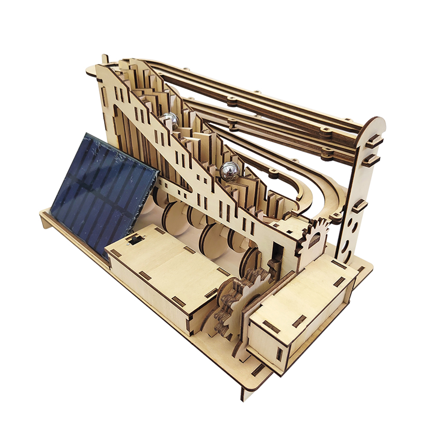 Modello in legno di una pista per biglie con pannello solare e ingranaggi.