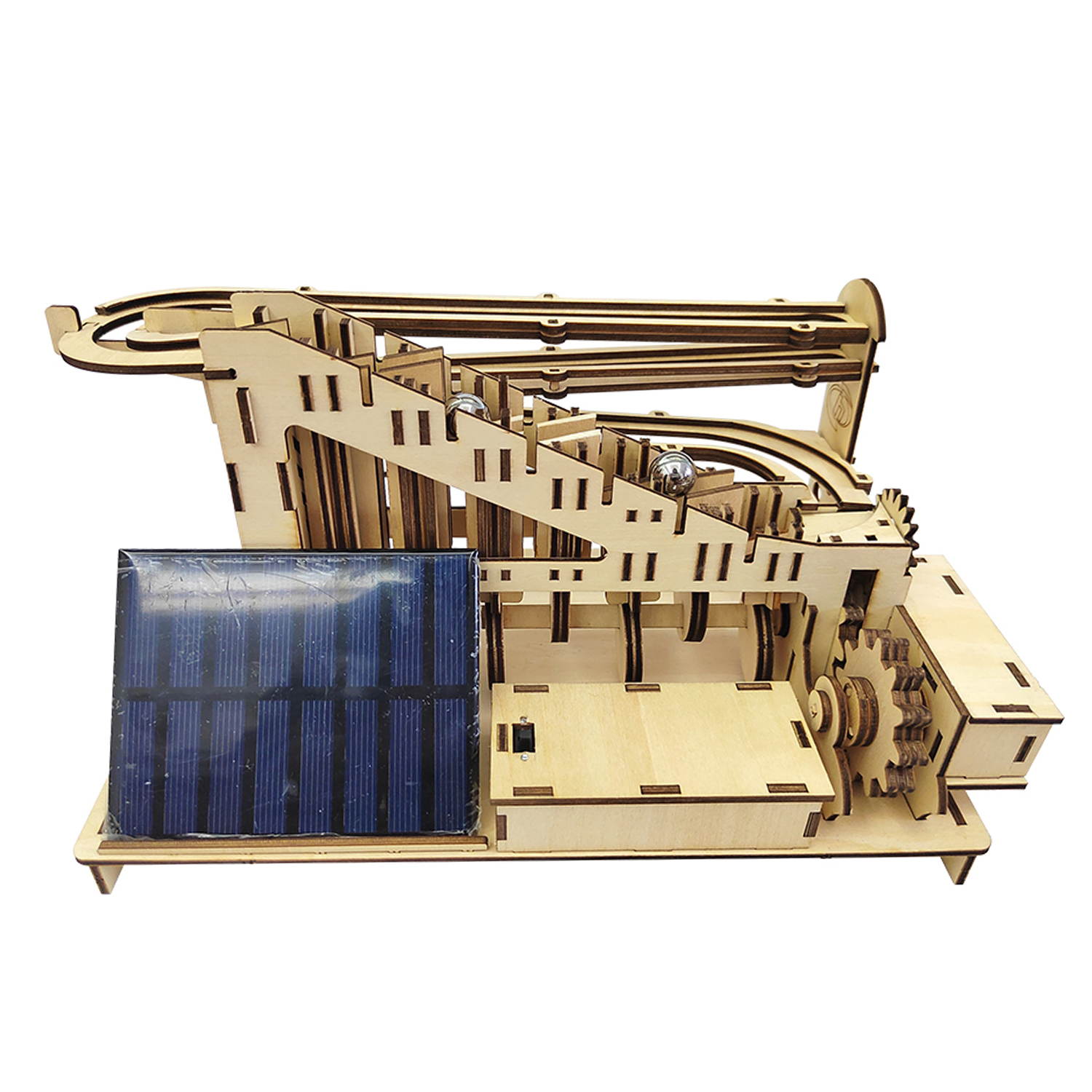 Un modello in legno di una pista per biglie con pannello solare e ingranaggi.
