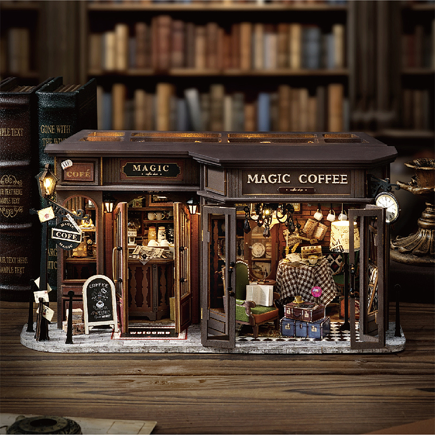 Minimale caffetteria con libri sullo sfondo, illuminata calorosamente.