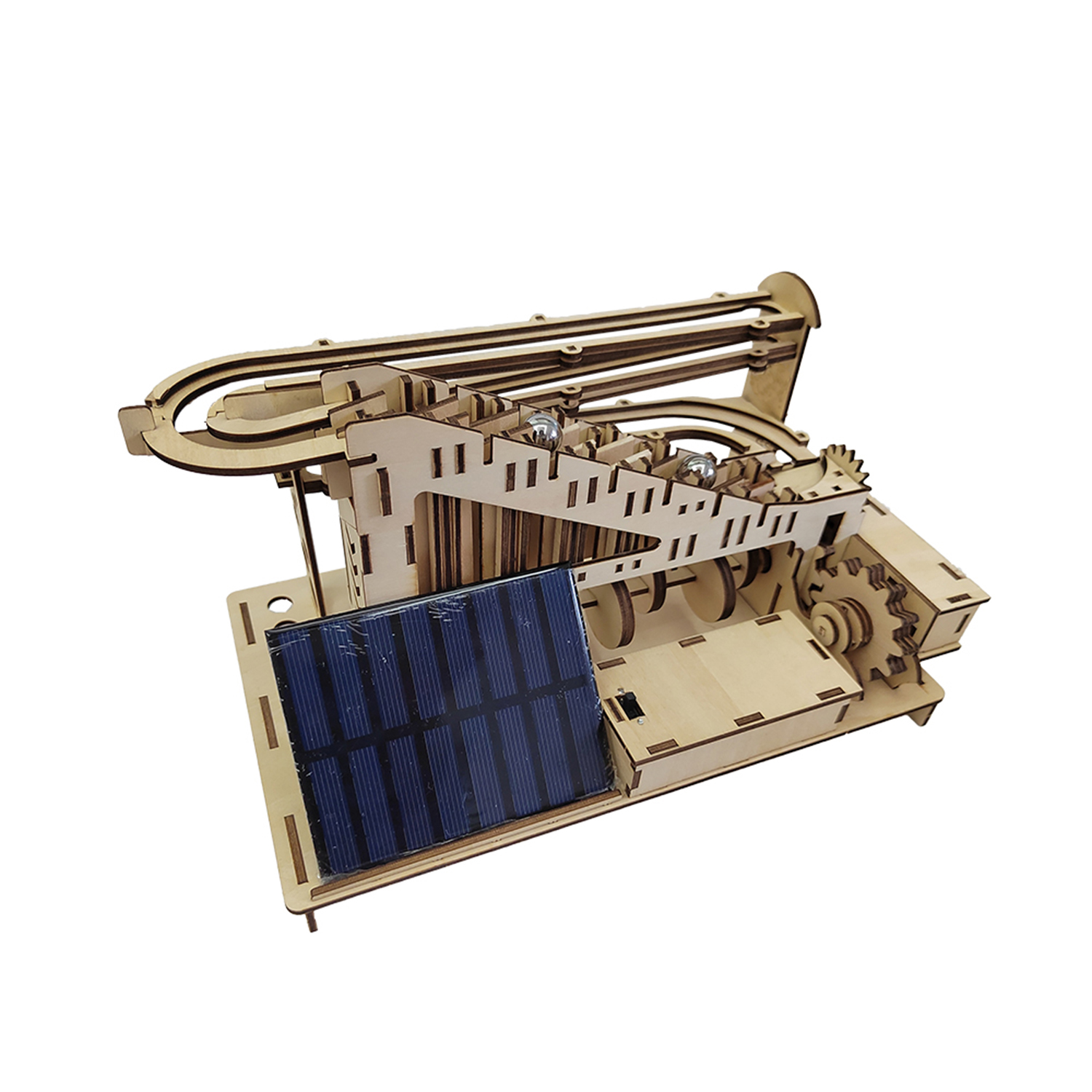 Un modello in legno con ingranaggi, sfere e pannello solare.