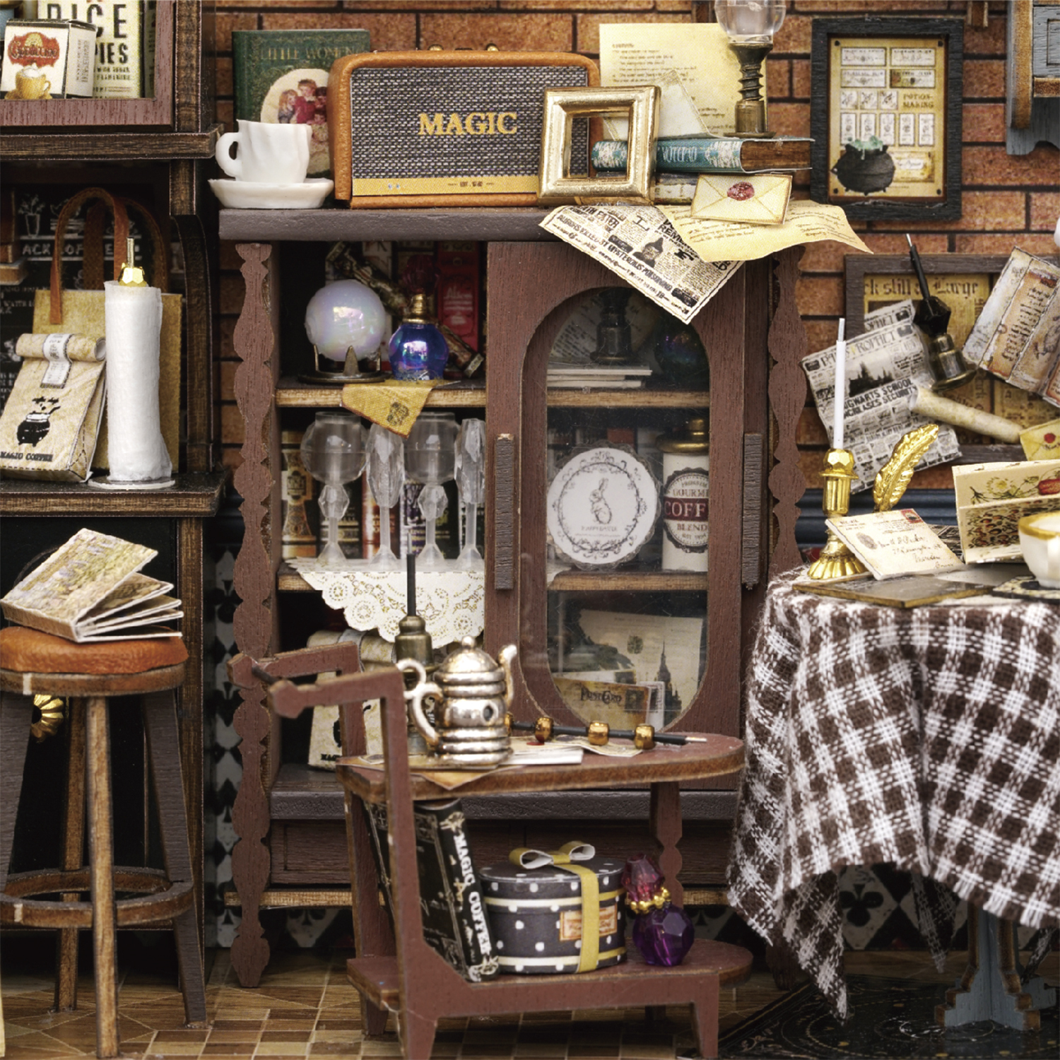Ambientazione in miniatura con mobili in legno, libri, servizio da tè e oggetti decorativi.