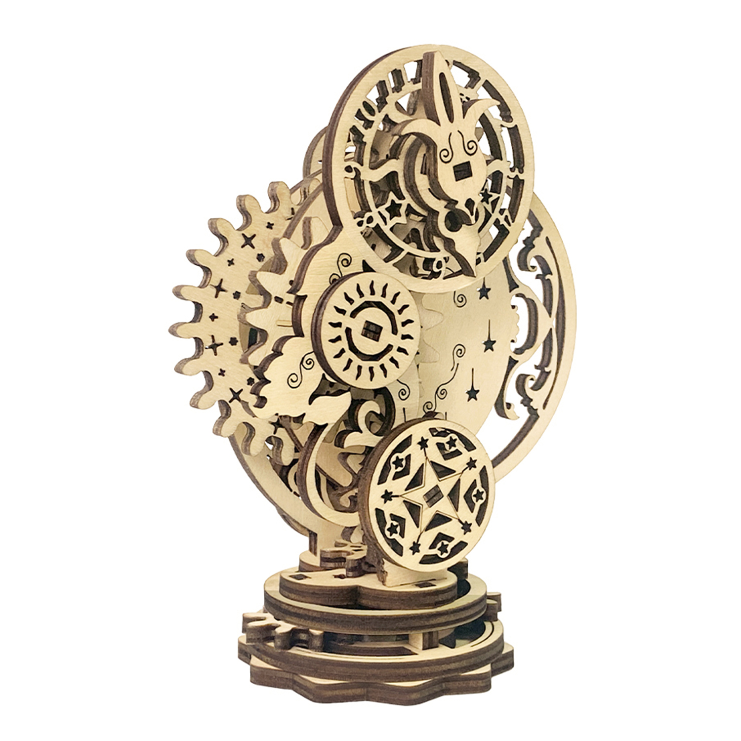 Modello in legno di un intricato orologio meccanico con ingranaggi ed elementi decorativi.