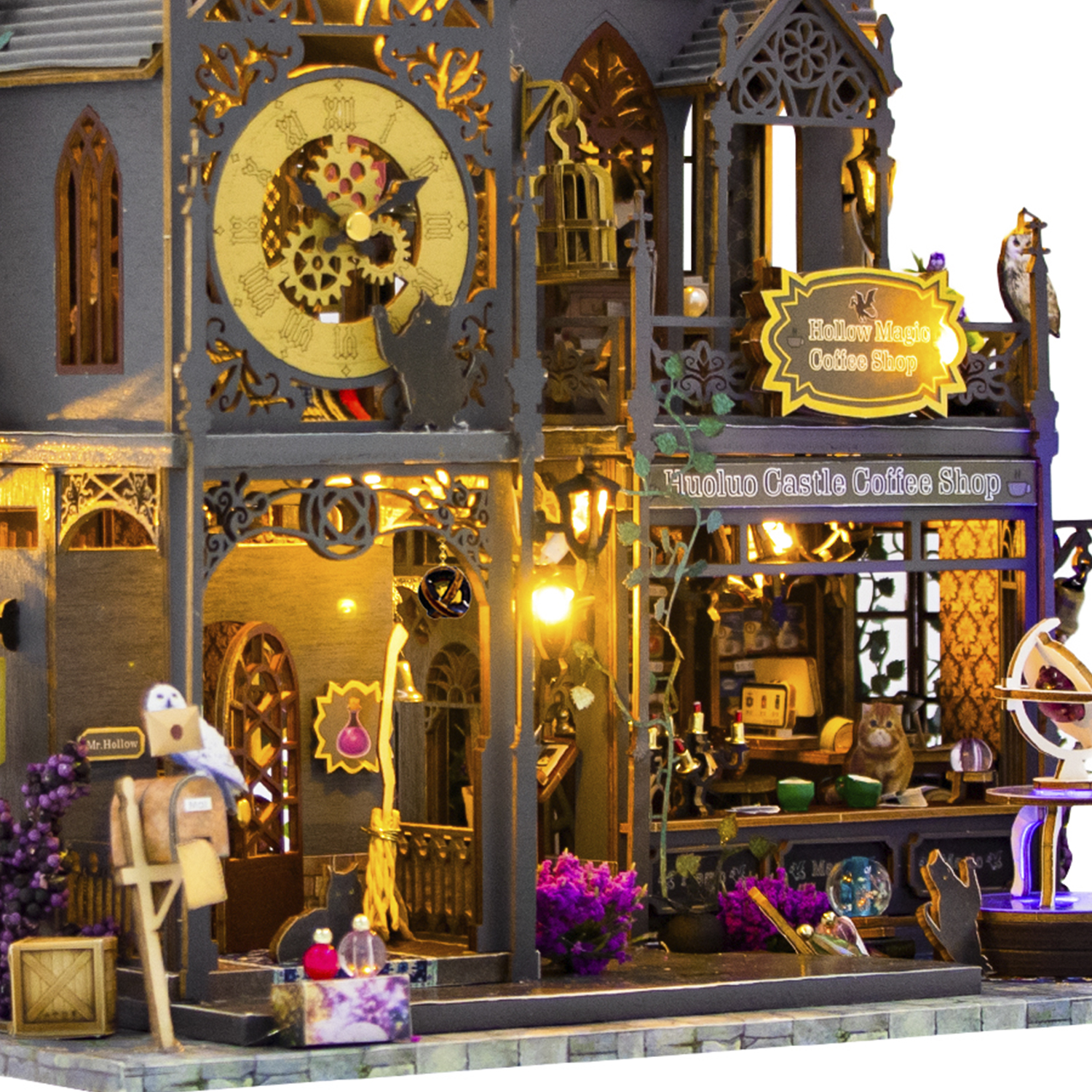 Una caffetteria per casa delle bambole illuminata con orologio, gufo, cassetta postale e gatto.