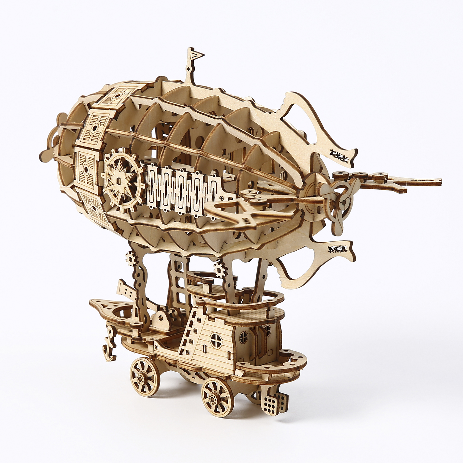 Un modello in legno di un dirigibile steampunk con ruote.