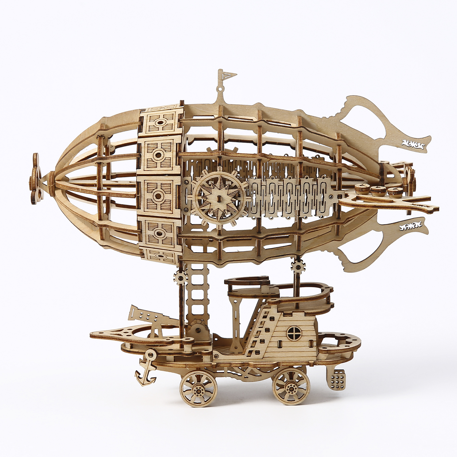 Un modello in legno di dirigibile steampunk con ruote ed elica.