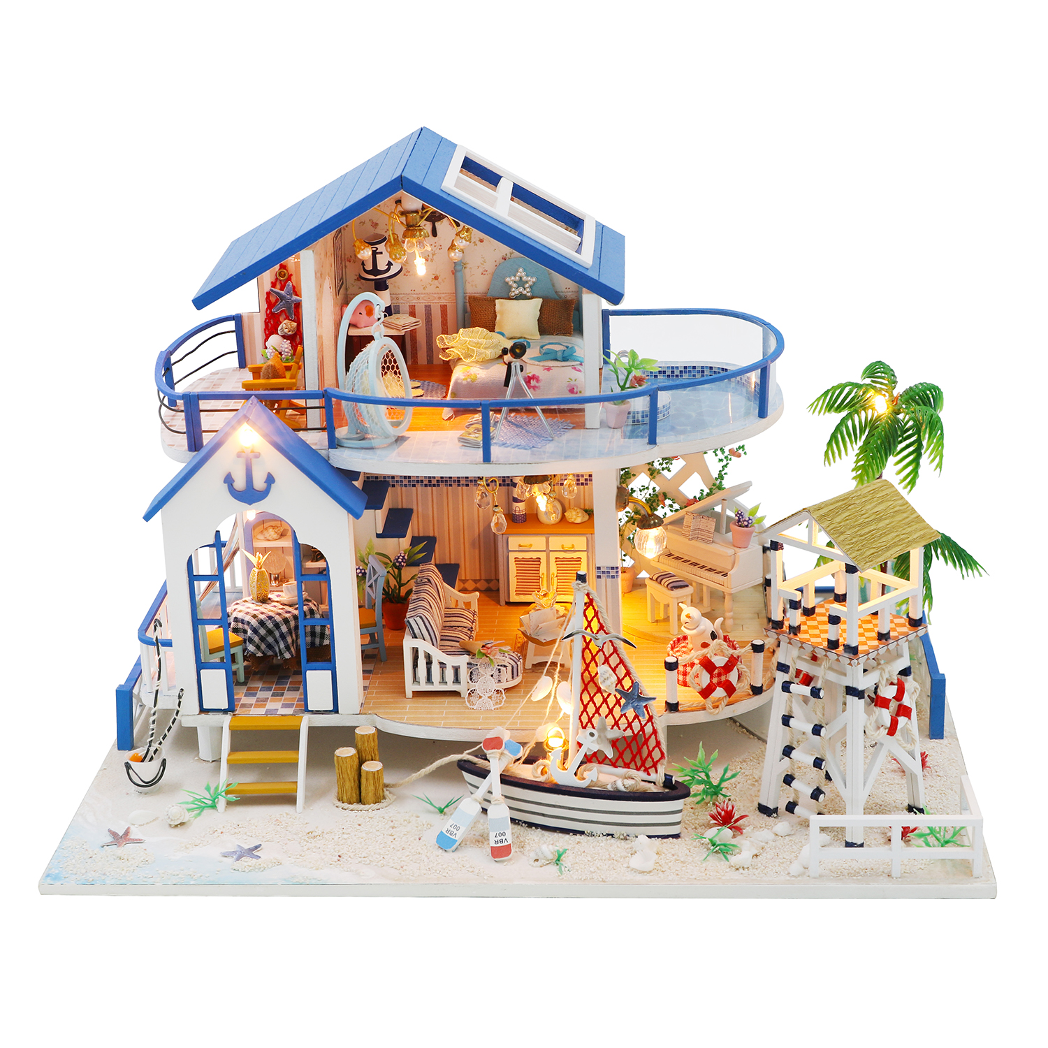 Una dettagliata casa sulla spiaggia in miniatura con barca, torre di salvataggio e palma.