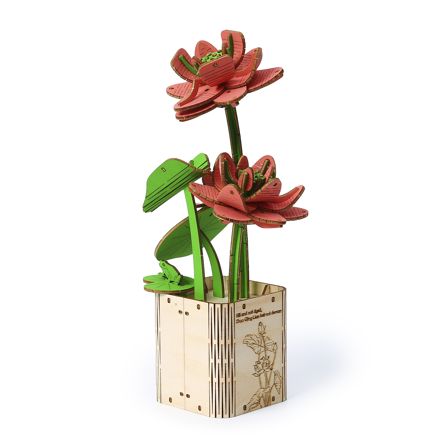Un modello in legno di un fiore di loto rosa in un vaso di legno con una rana.