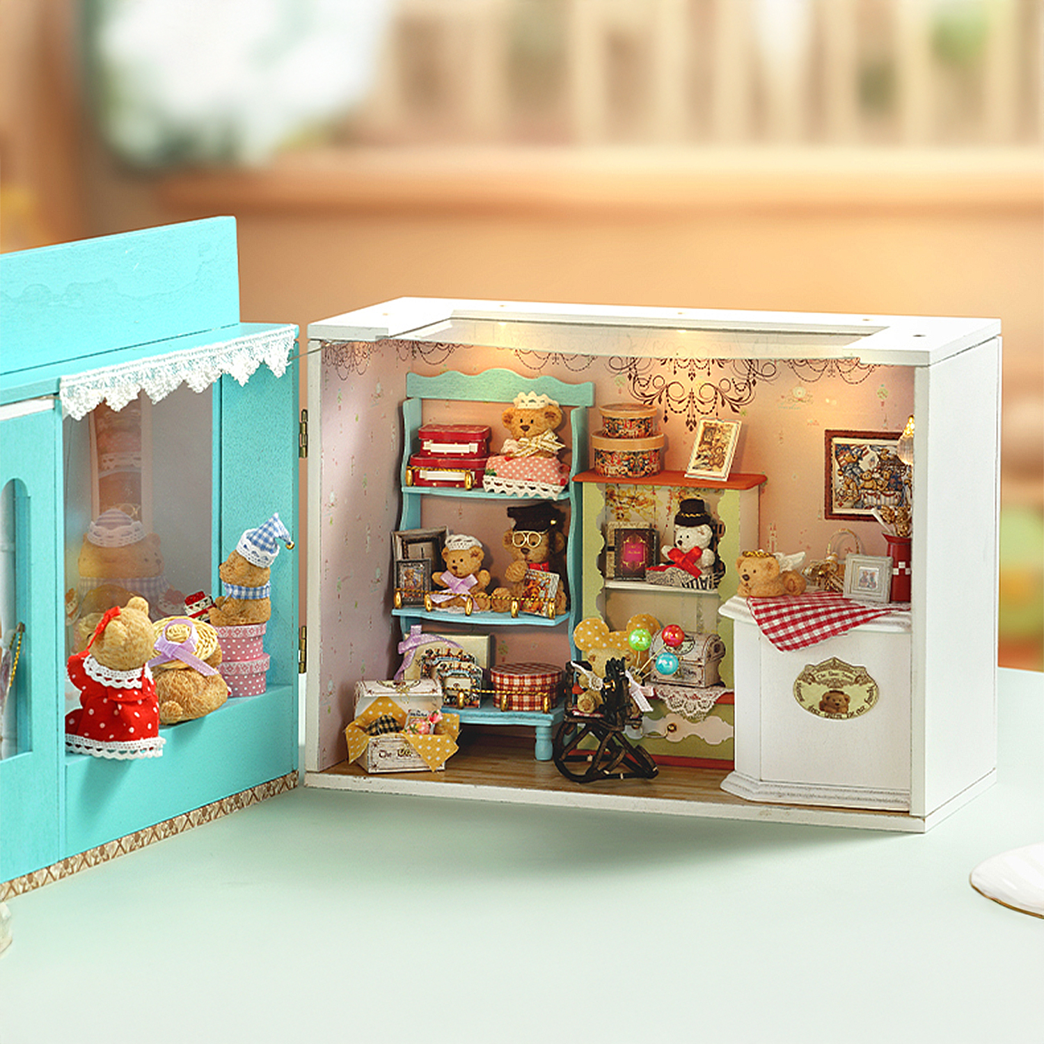 Negozio in miniatura di orsacchiotti con scaffali, giocattoli e decorazioni.