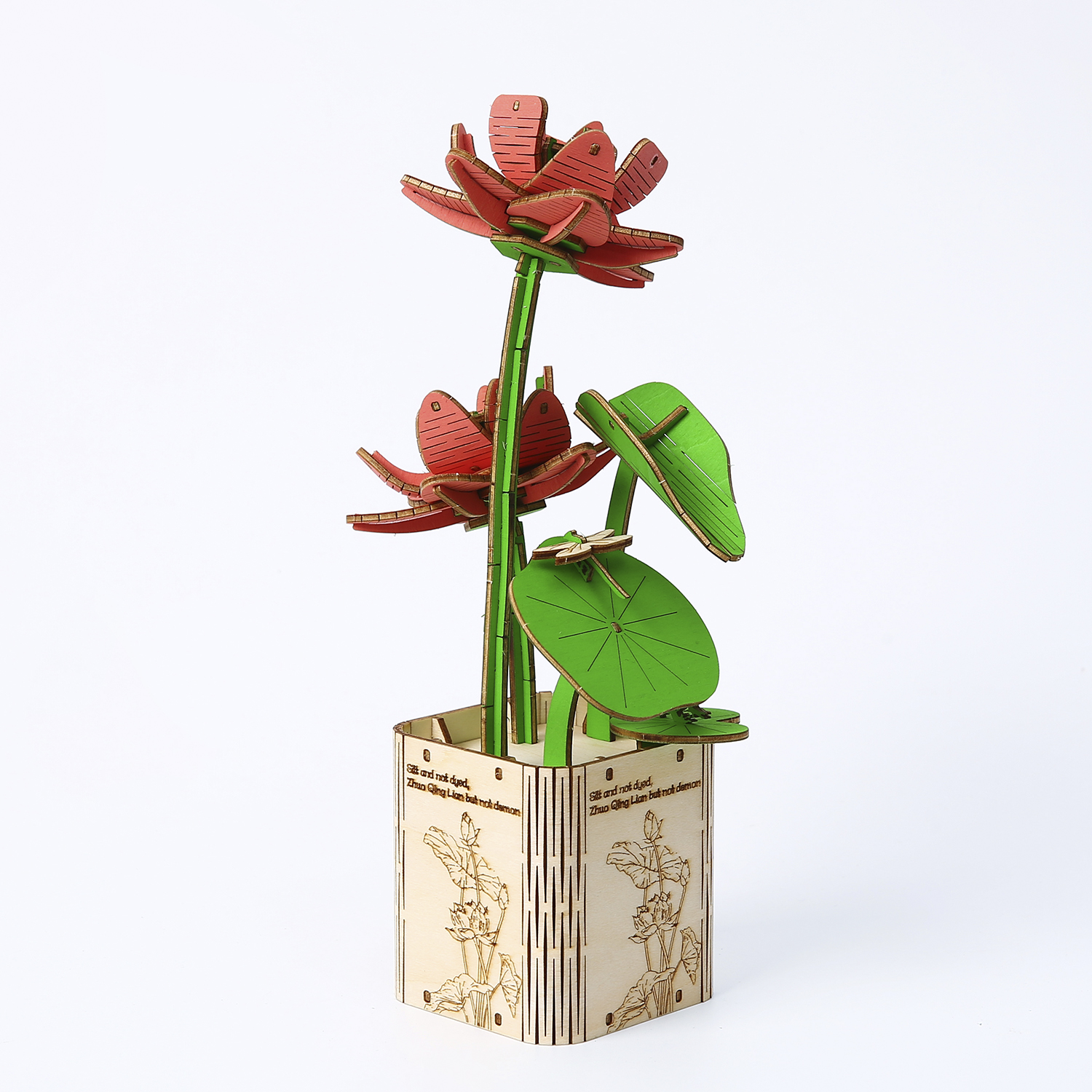 Un modello in legno di un fiore di loto in un vaso decorato su sfondo bianco.