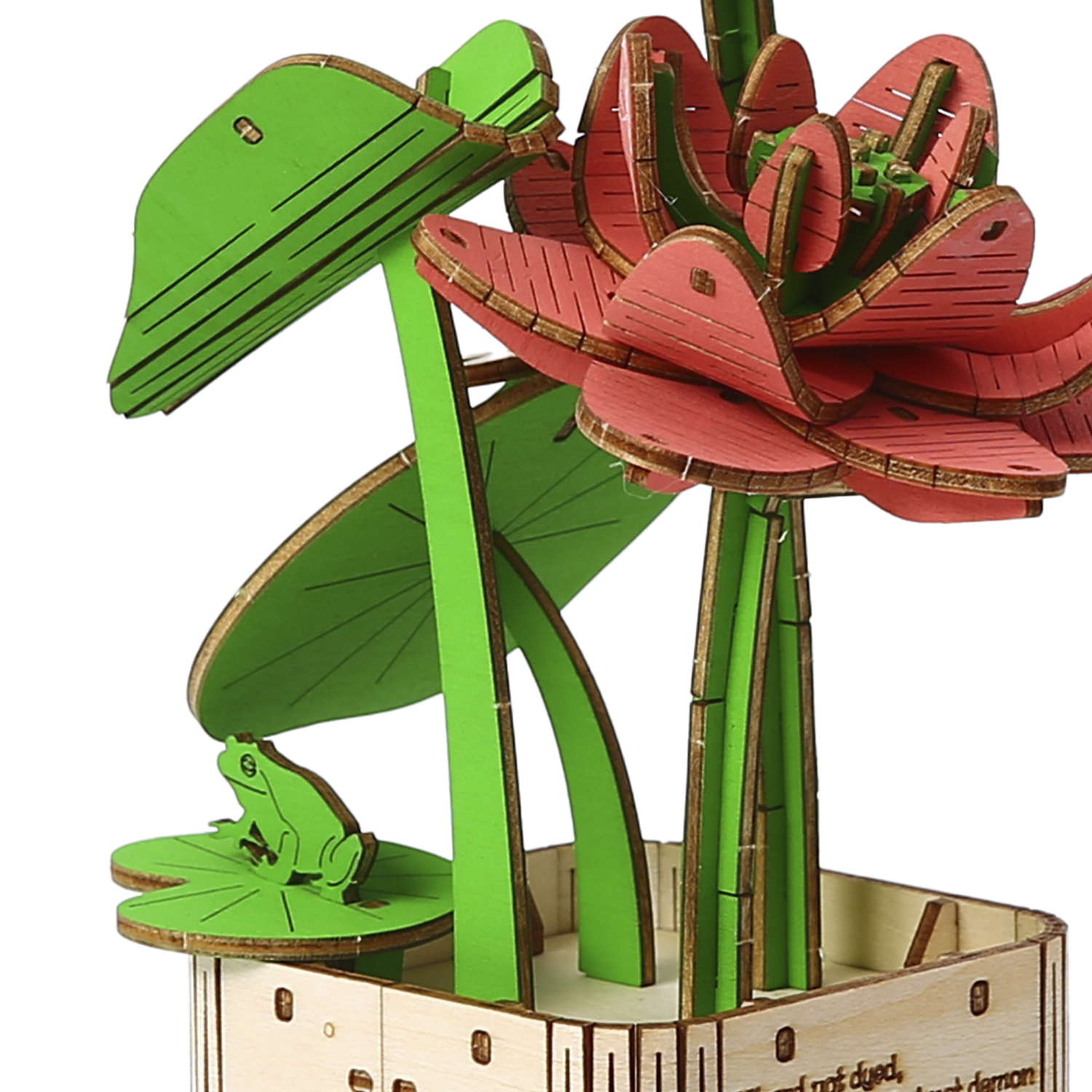 Modello in legno di un fiore di loto con una rana su una foglia.