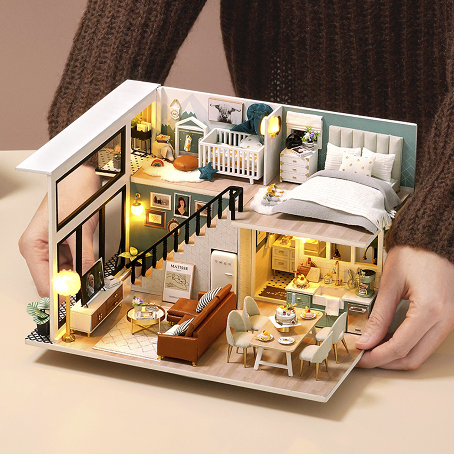 Una casa delle bambole con stanze dettagliate: soggiorno, cucina, camera da letto, nursery.