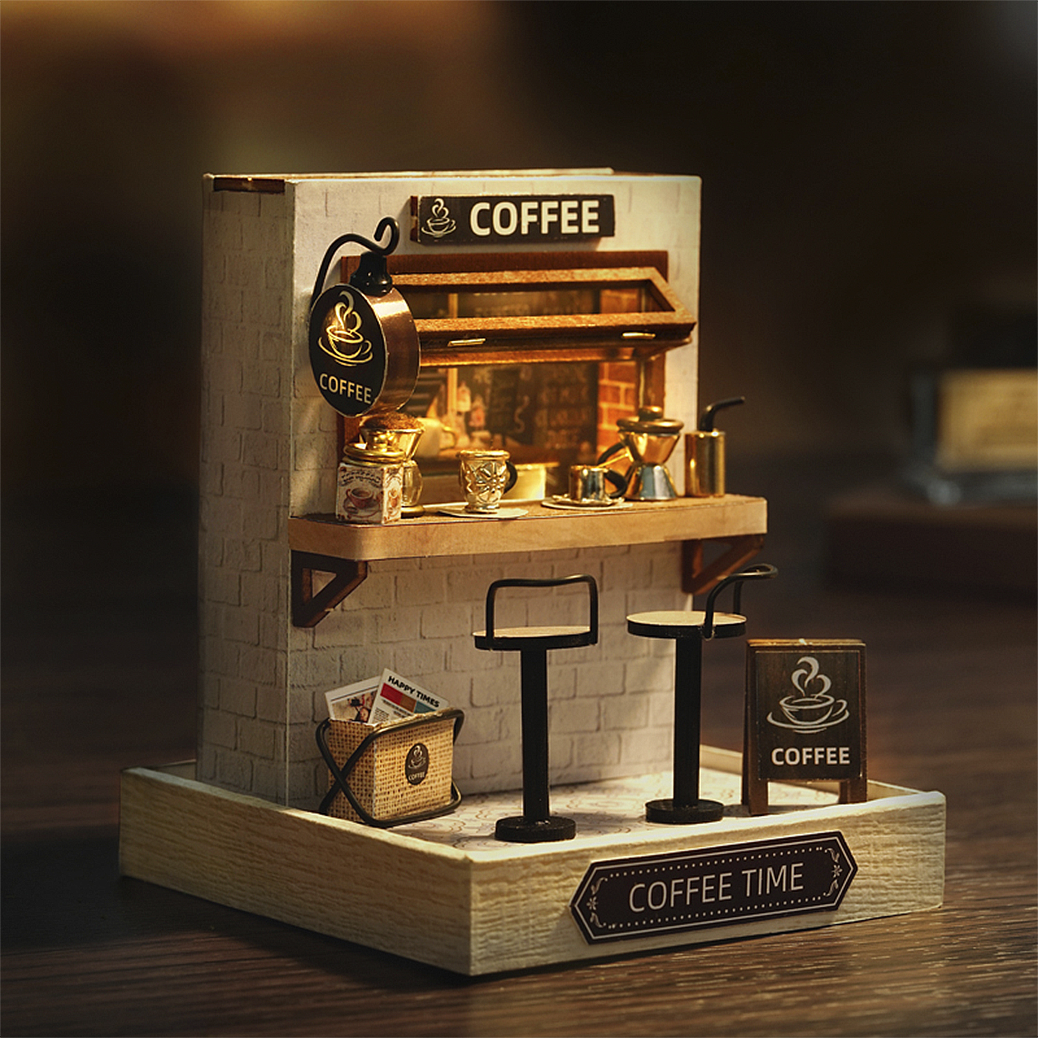Mini caffè con bancone, sgabelli, macchina da caffè e insegna.