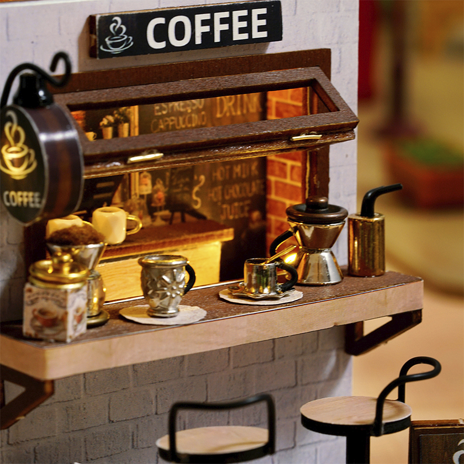 Bancone da caffè in miniatura con tazze, caffettiera e insegna.