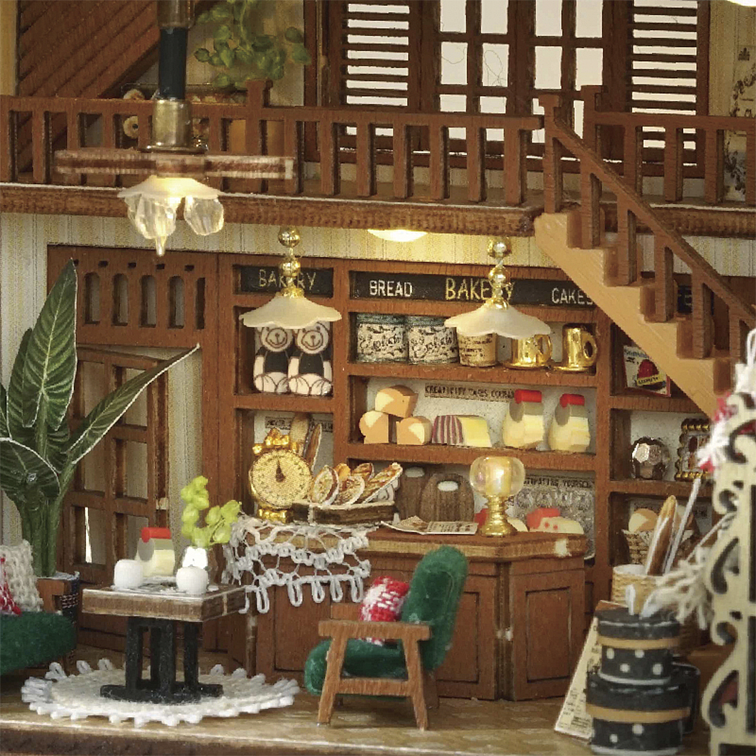 Interno di panetteria in miniatura con scaffali pieni di pane, torte e snack.