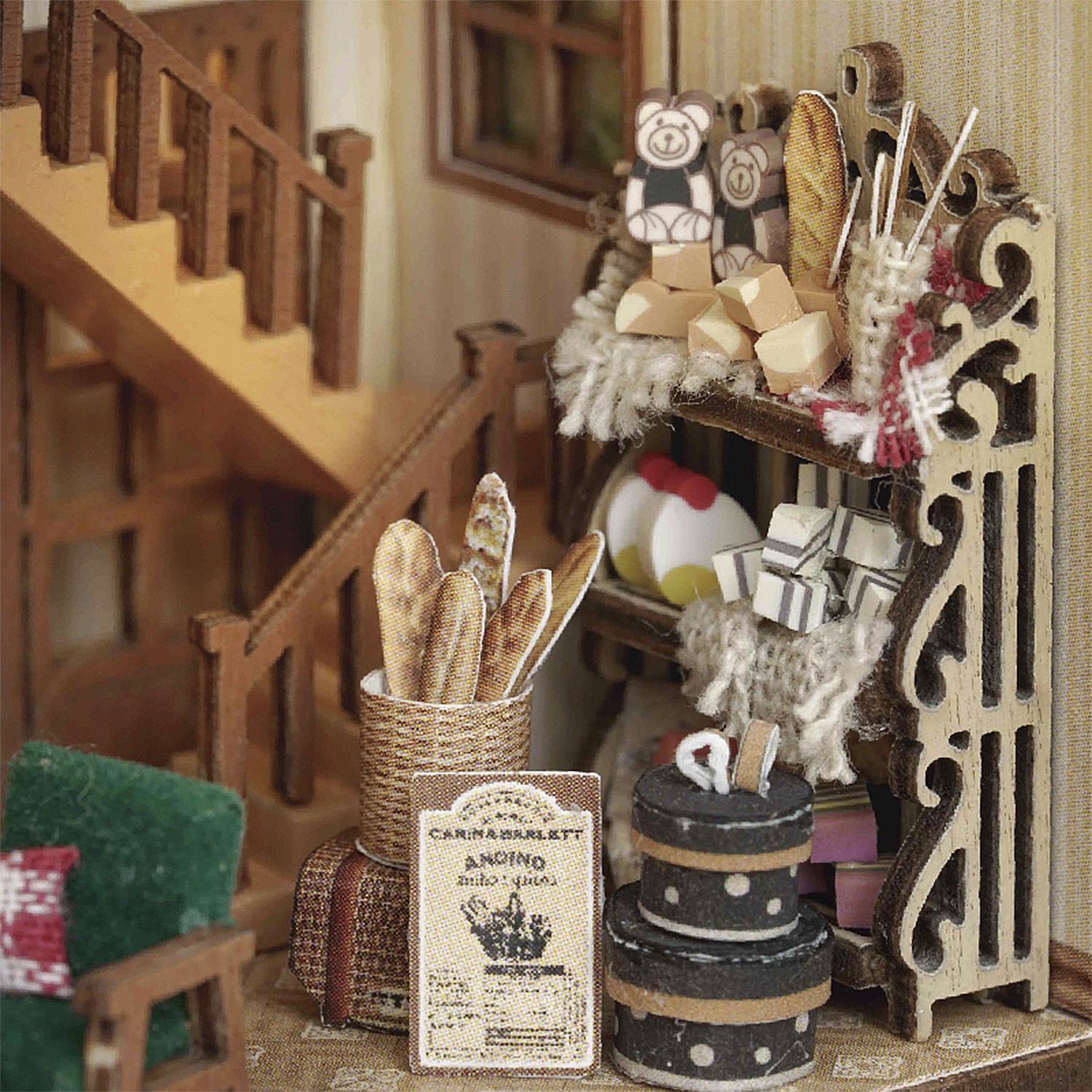Scena di panetteria in miniatura con pane, torte e orsacchiotti su uno scaffale.