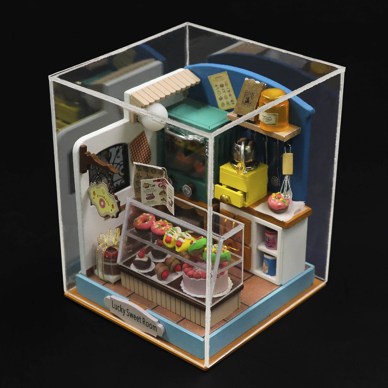 Panificio in miniatura con dolci e utensili da cucina esposti.