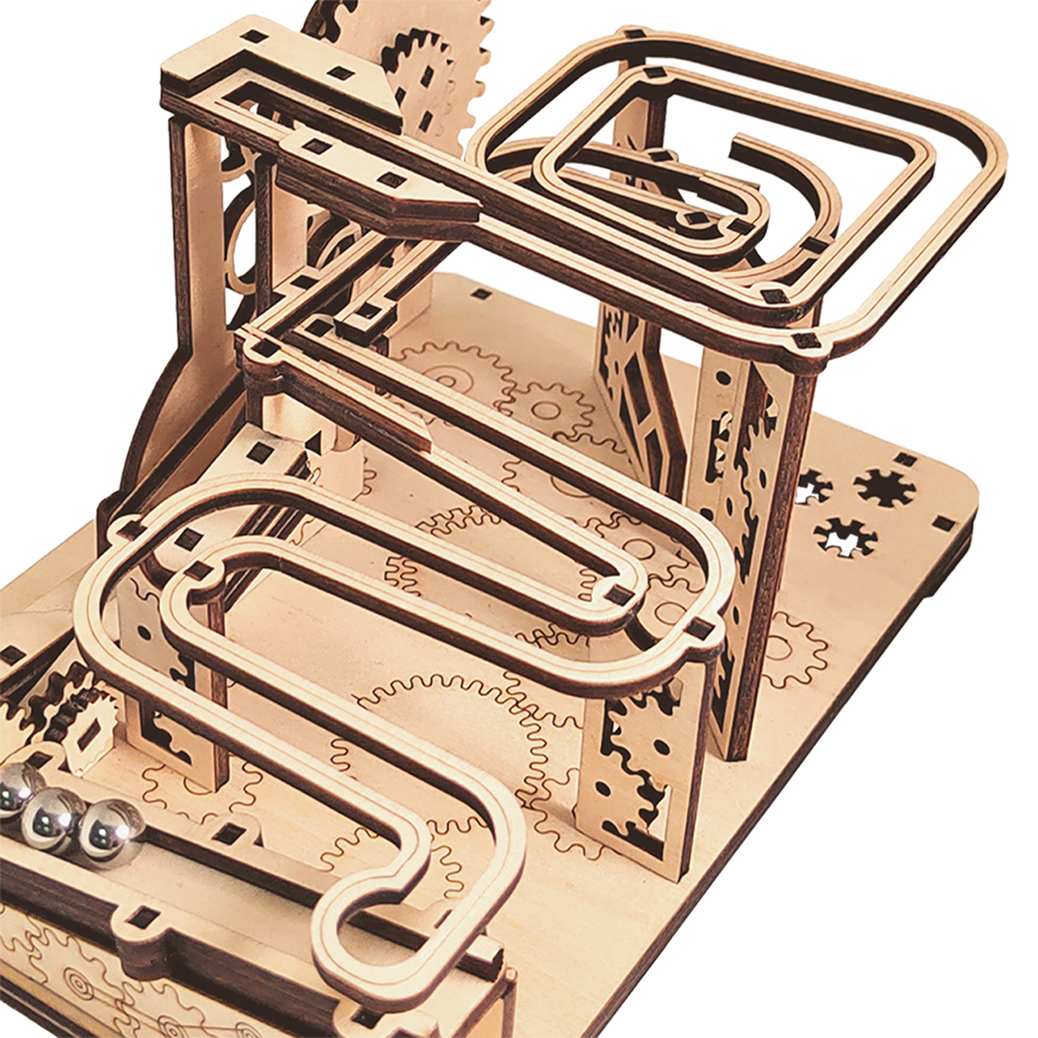 Un modello di pista per biglie in legno con più livelli, spirali e ingranaggi.
