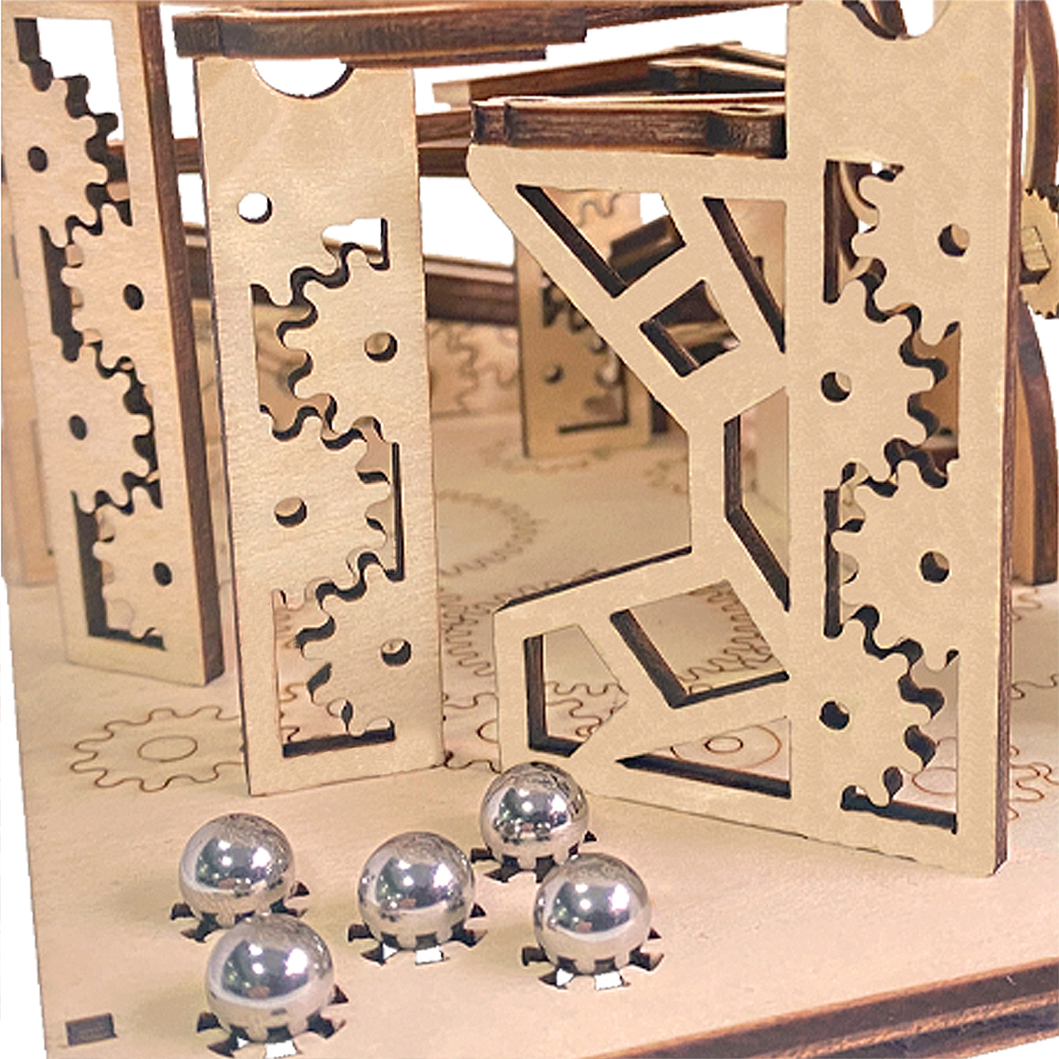 Struttura in legno con ingranaggi e sfere.