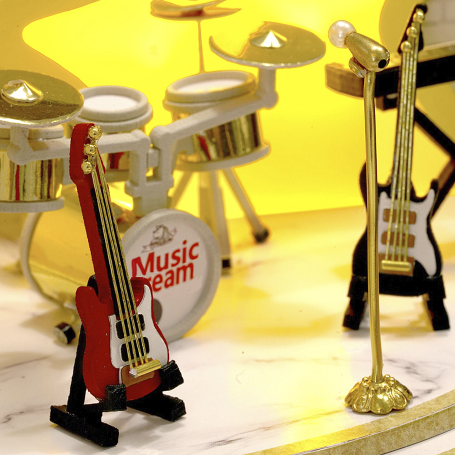 Set in miniatura per rock band con chitarra elettrica rossa e batteria.