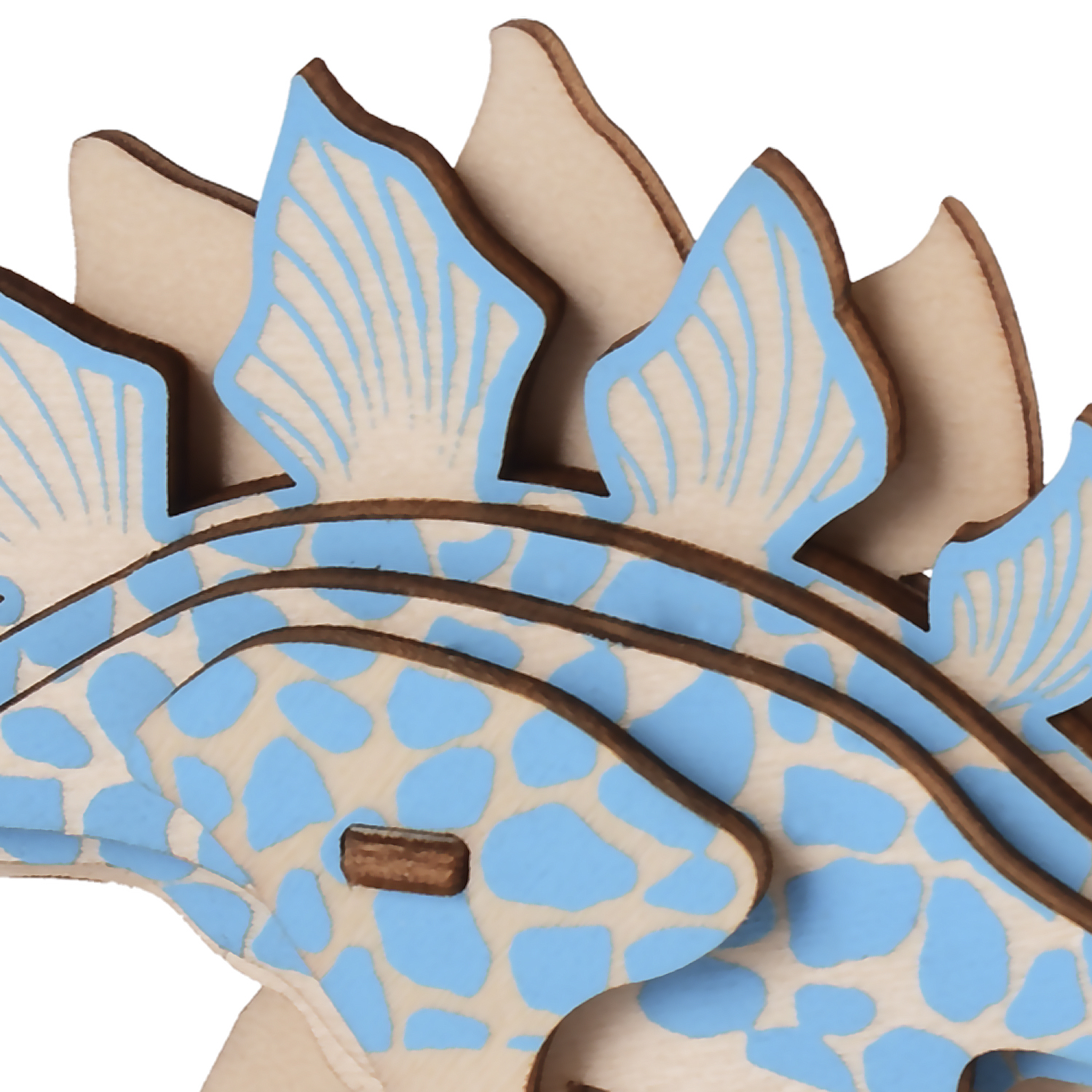 Modello di dinosauro in legno con macchie blu e placche dorsali.