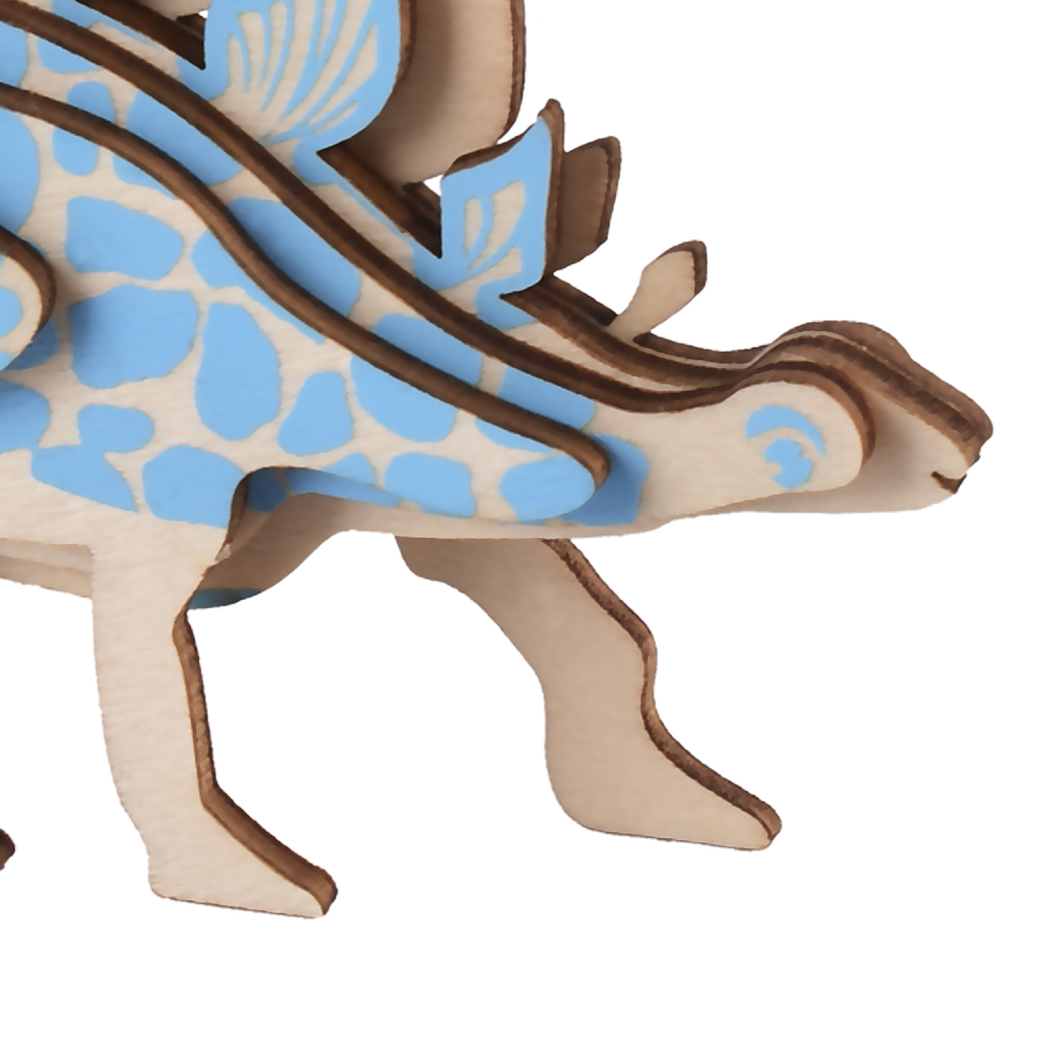 Modello di dinosauro in legno con macchie blu e bordi marroni.