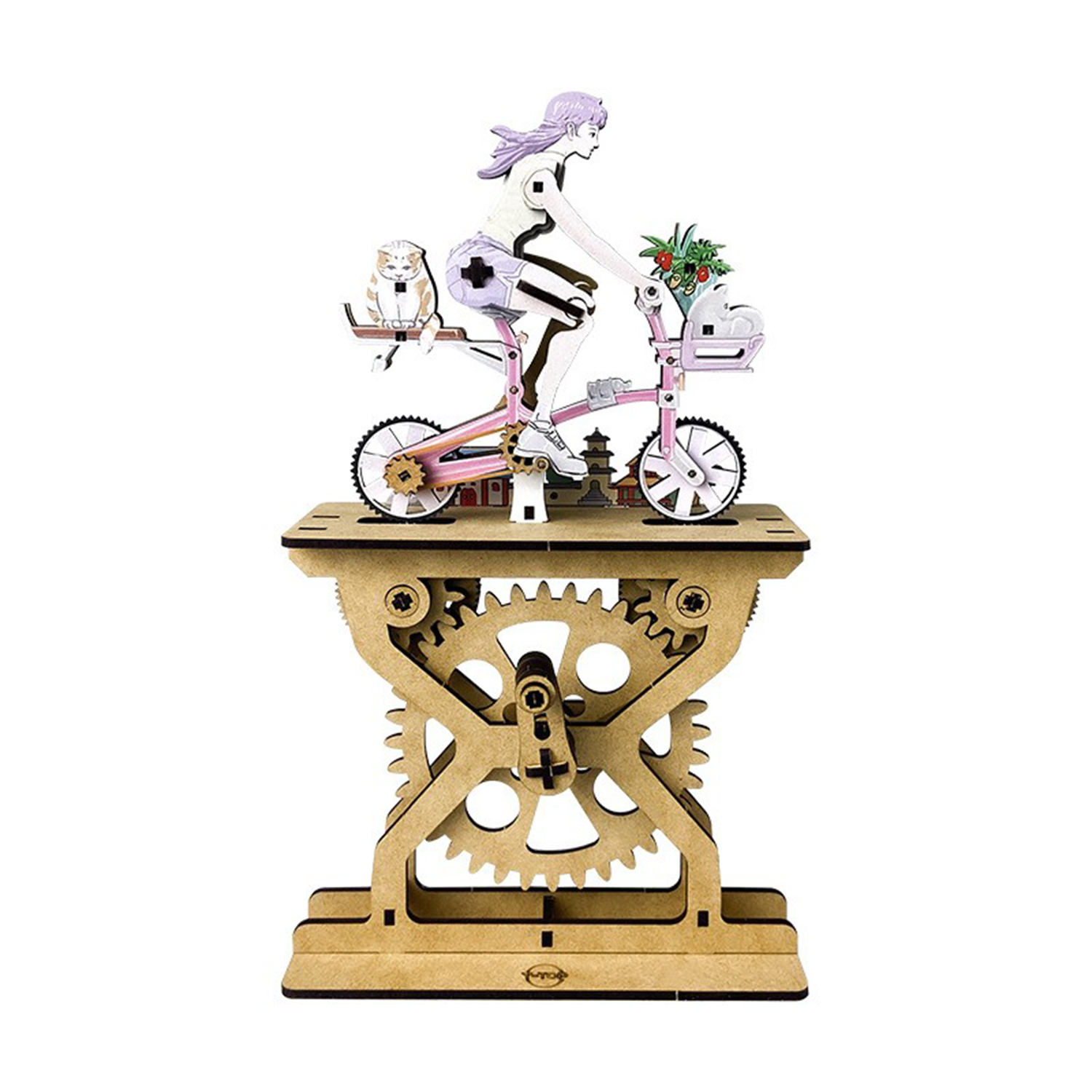 Modello in legno di donna su bicicletta rosa con gatto e fiori, su supporto a ingranaggi.