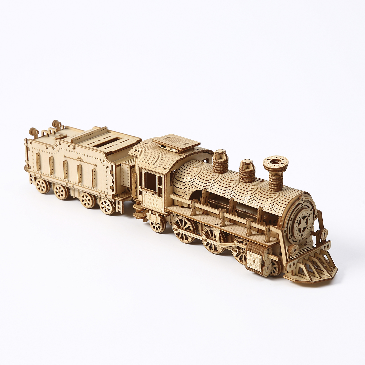 Un treno modello in legno con tender su sfondo bianco.