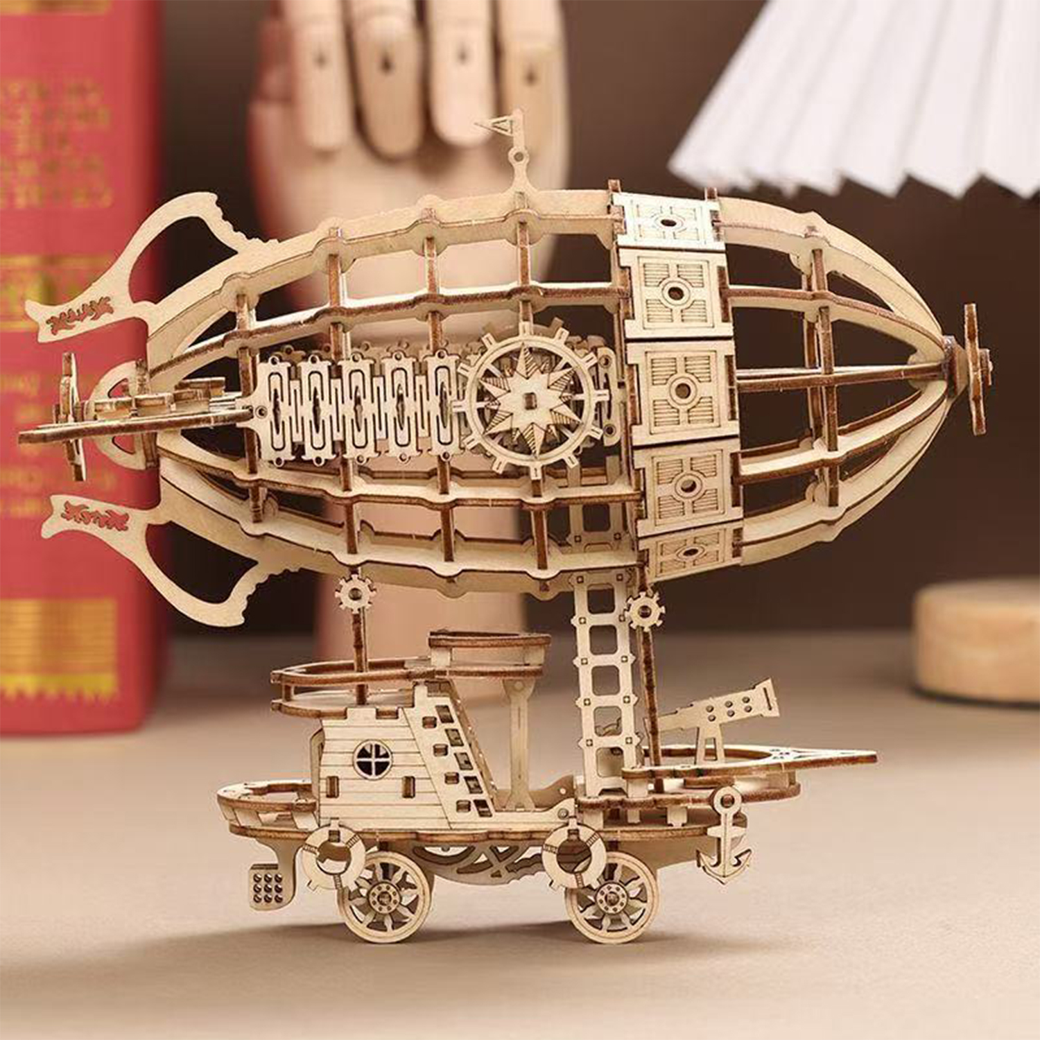 Un modello in legno di dirigibile Steampunk con ruote ed eliche.