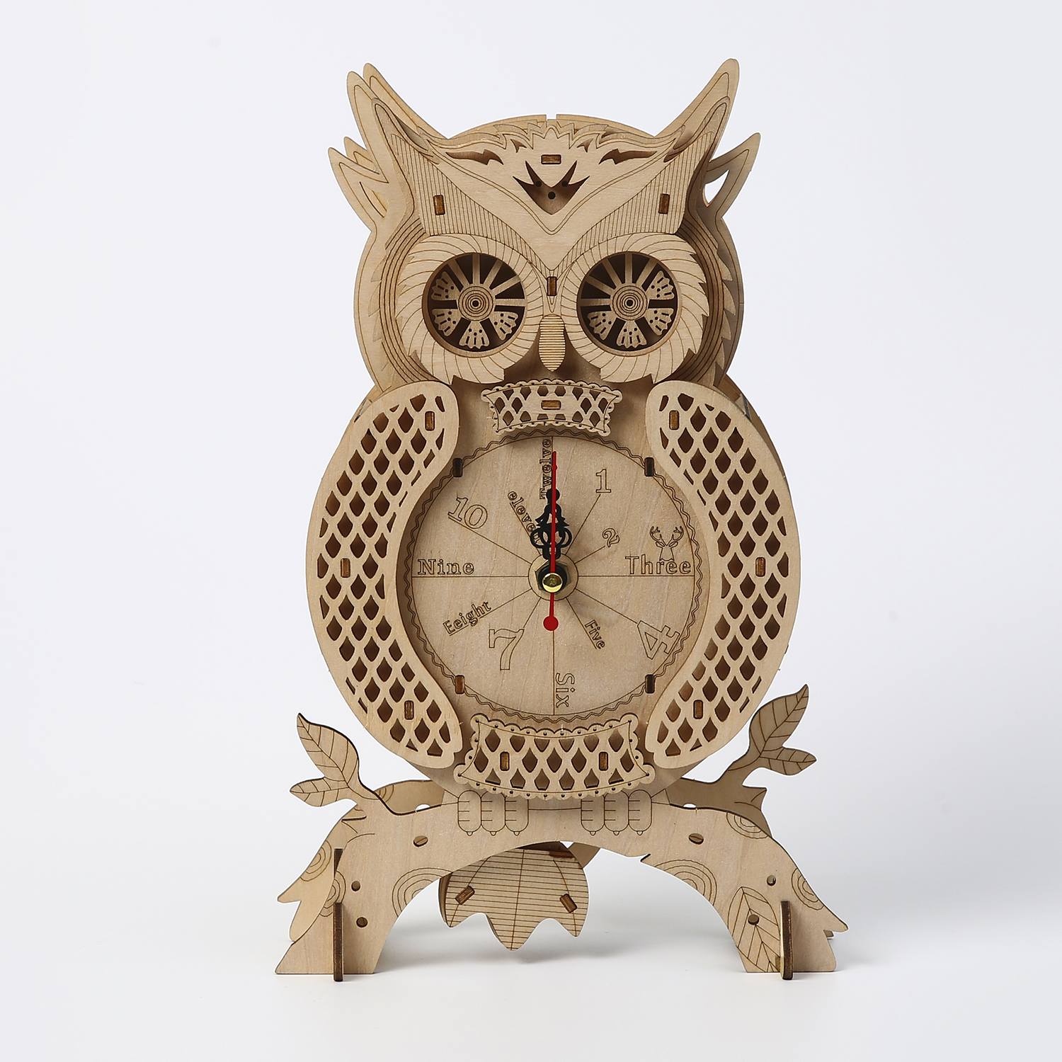 Un orologio da parete in legno a forma di gufo con intagli e quadrante.