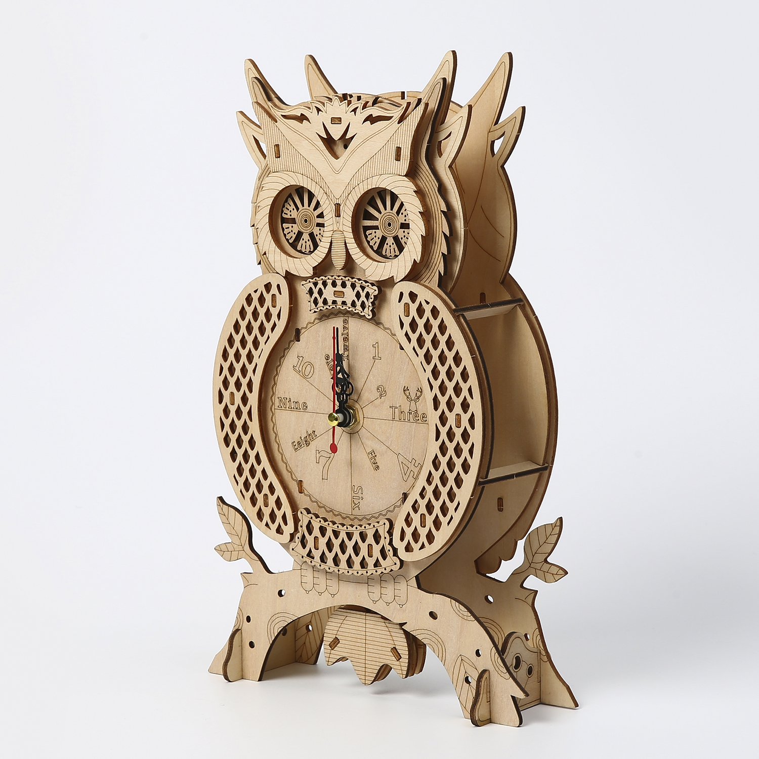 Una sveglia da scrivania in legno a forma di gufo con intagli intricati su sfondo bianco.