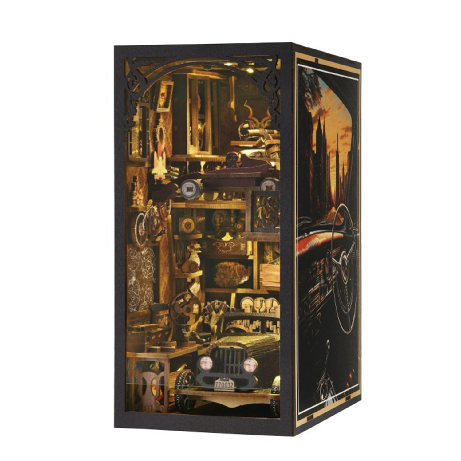 Diorama in miniatura con auto, mobili e luci. Scatola di legno scuro.