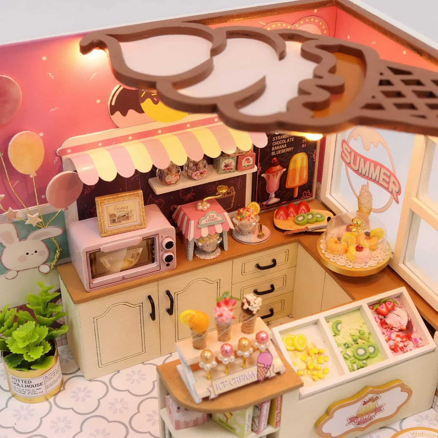 Un mini negozio di gelati con molti dolcetti e decorazioni.